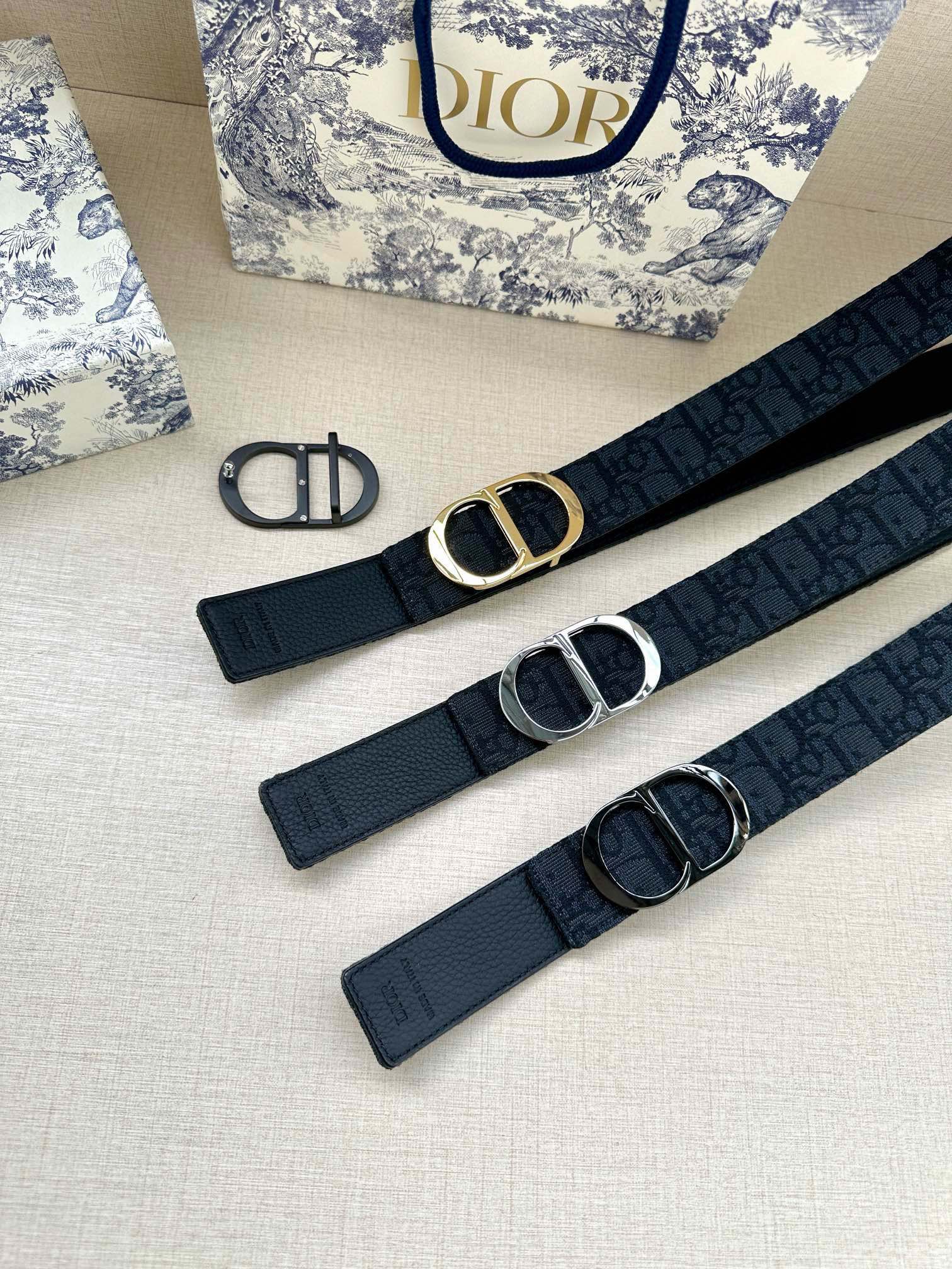  宽度3.5 cm DIOR 迪奥两面腰带款式迷人多样，采用多种材质精心打造，为各式廓形增添点睛之笔，彰