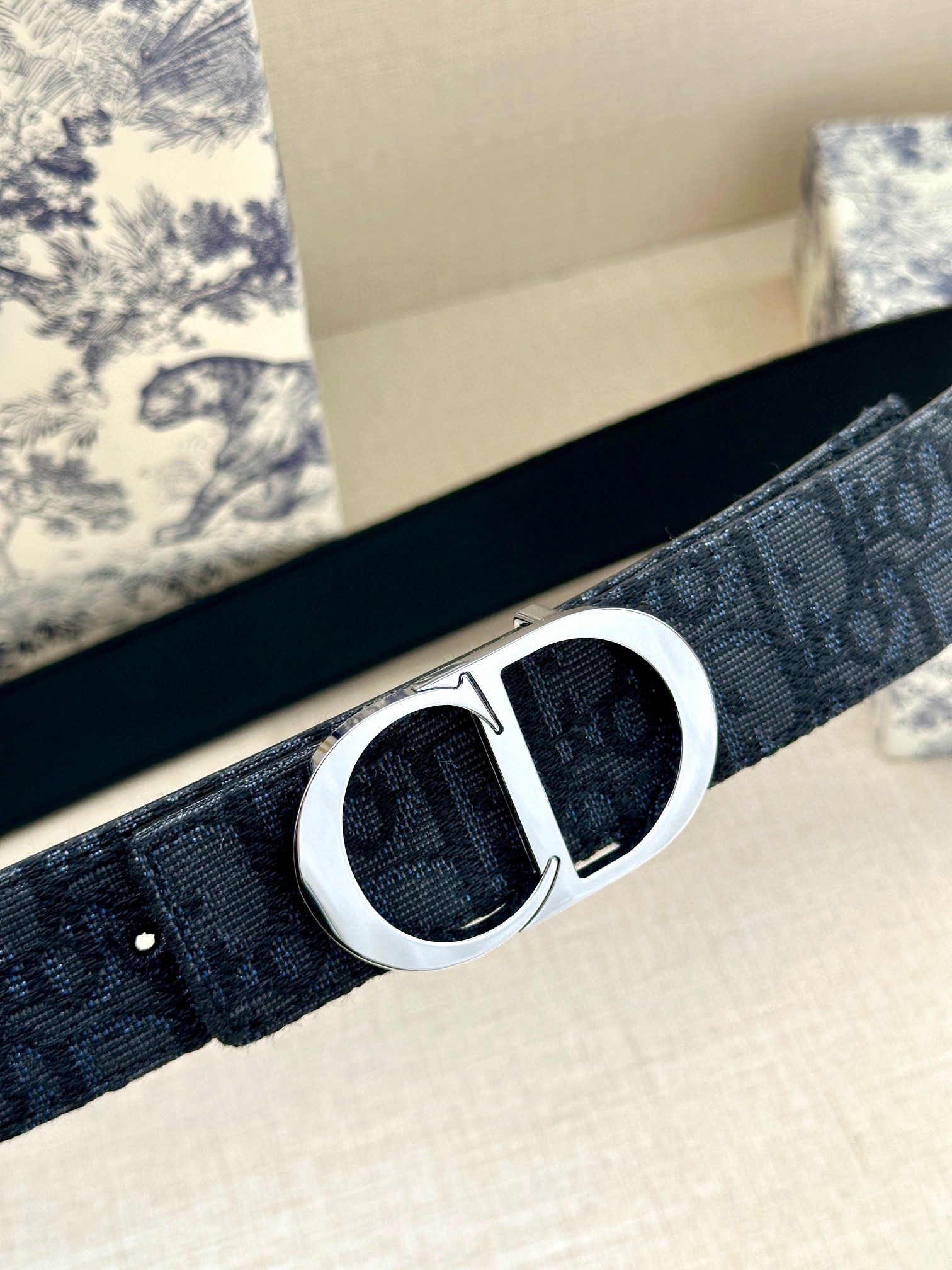  宽度3.5 cm DIOR 迪奥两面腰带款式迷人多样，采用多种材质精心打造，为各式廓形增添点睛之笔，彰
