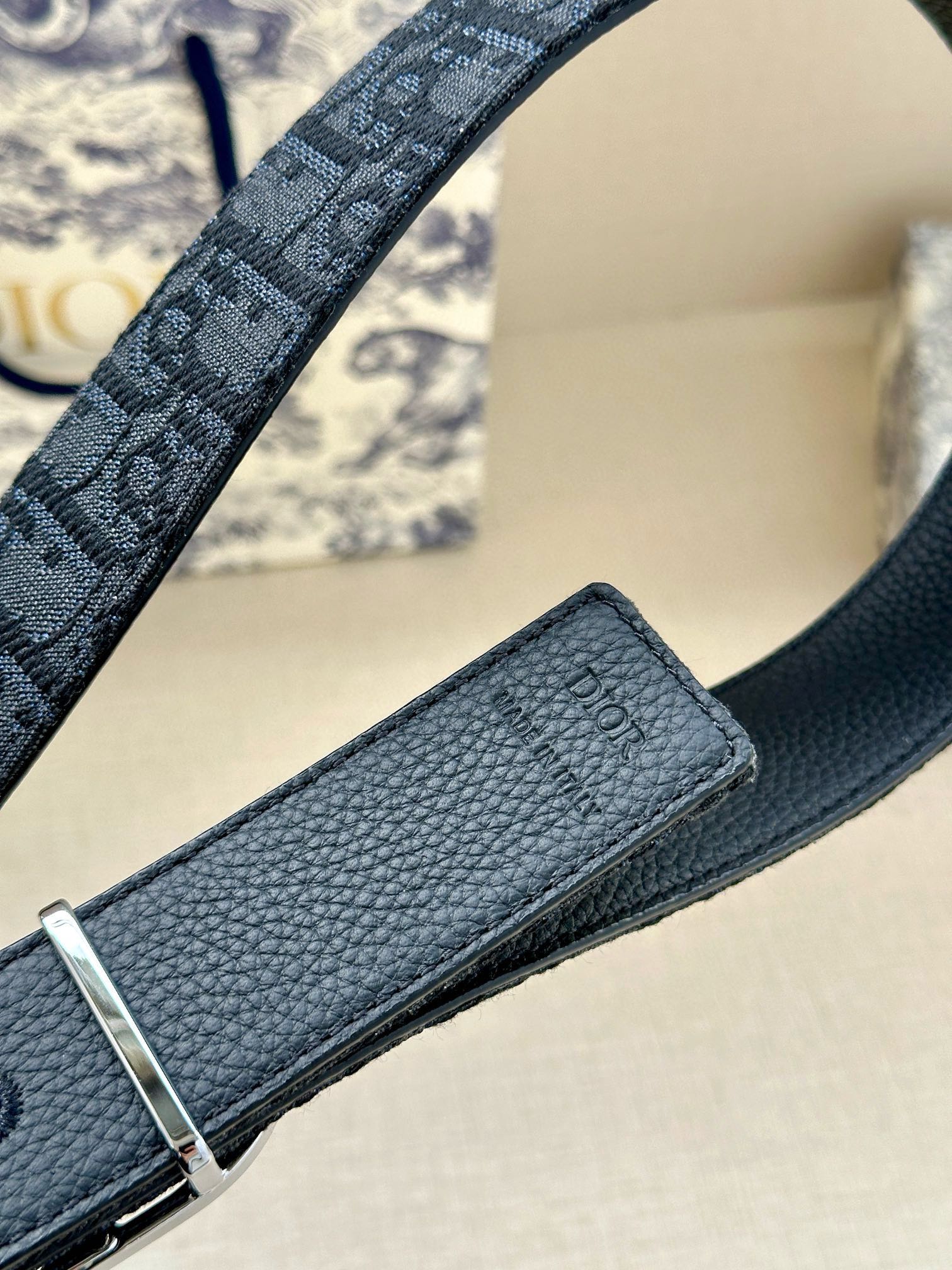  宽度3.5 cm DIOR 迪奥两面腰带款式迷人多样，采用多种材质精心打造，为各式廓形增添点睛之笔，彰