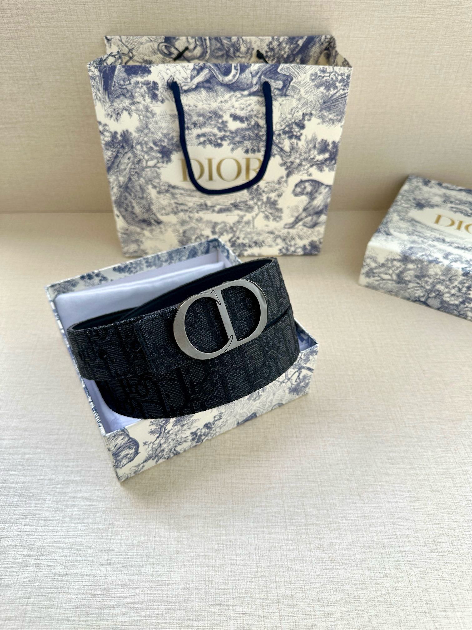 宽度3.5 cm DIOR 迪奥两面腰带款式迷人多样，采用多种材质精心打造，为各式廓形增添点睛之笔，彰