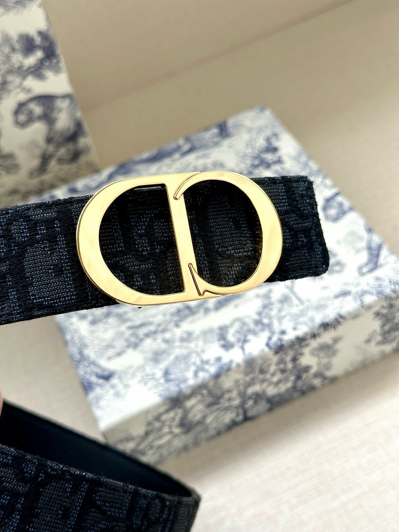  宽度3.5 cm DIOR 迪奥两面腰带款式迷人多样，采用多种材质精心打造，为各式廓形增添点睛之笔，彰
