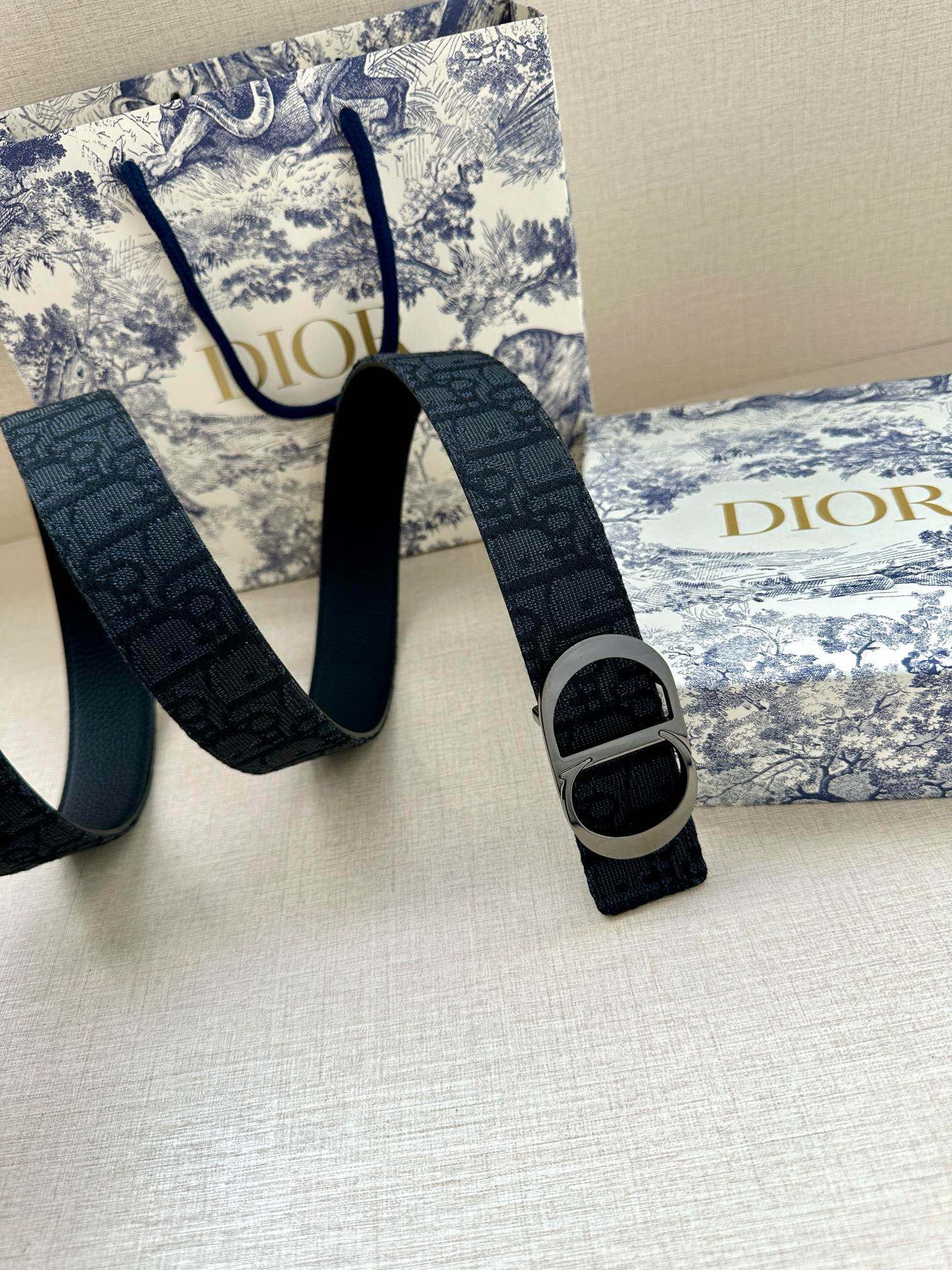  宽度3.5 cm DIOR 迪奥两面腰带款式迷人多样，采用多种材质精心打造，为各式廓形增添点睛之笔，彰