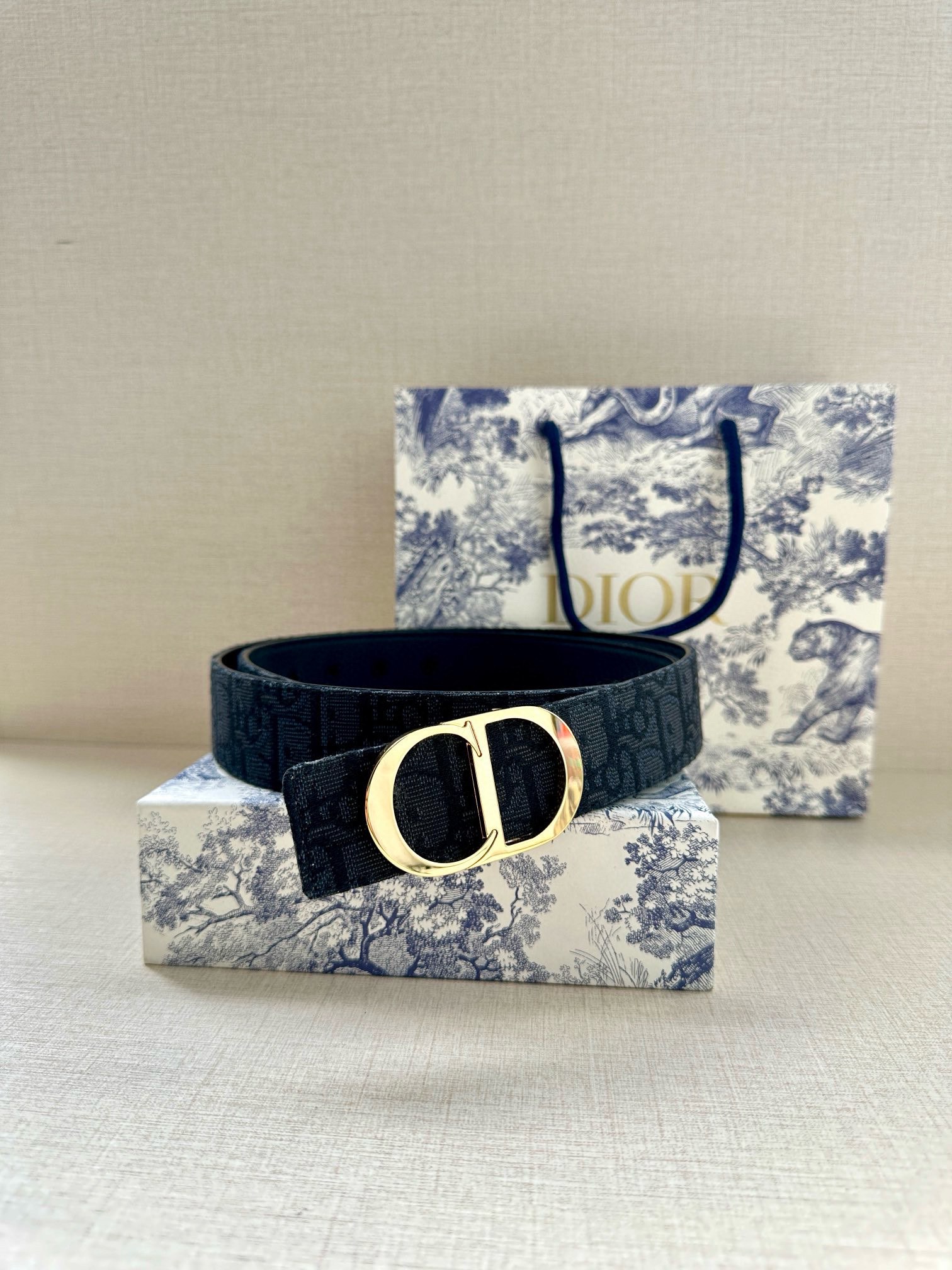  宽度3.5 cm DIOR 迪奥两面腰带款式迷人多样，采用多种材质精心打造，为各式廓形增添点睛之笔，彰