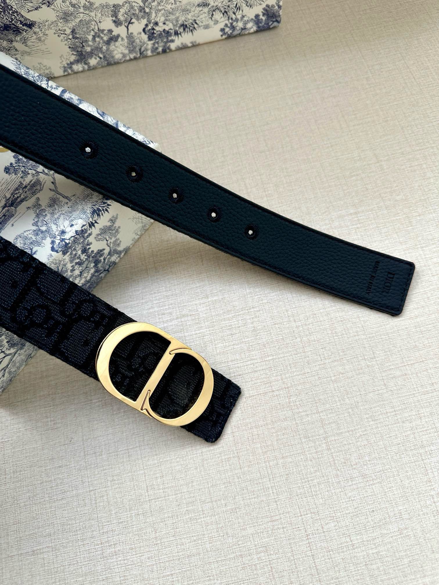  宽度3.5 cm DIOR 迪奥两面腰带款式迷人多样，采用多种材质精心打造，为各式廓形增添点睛之笔，彰