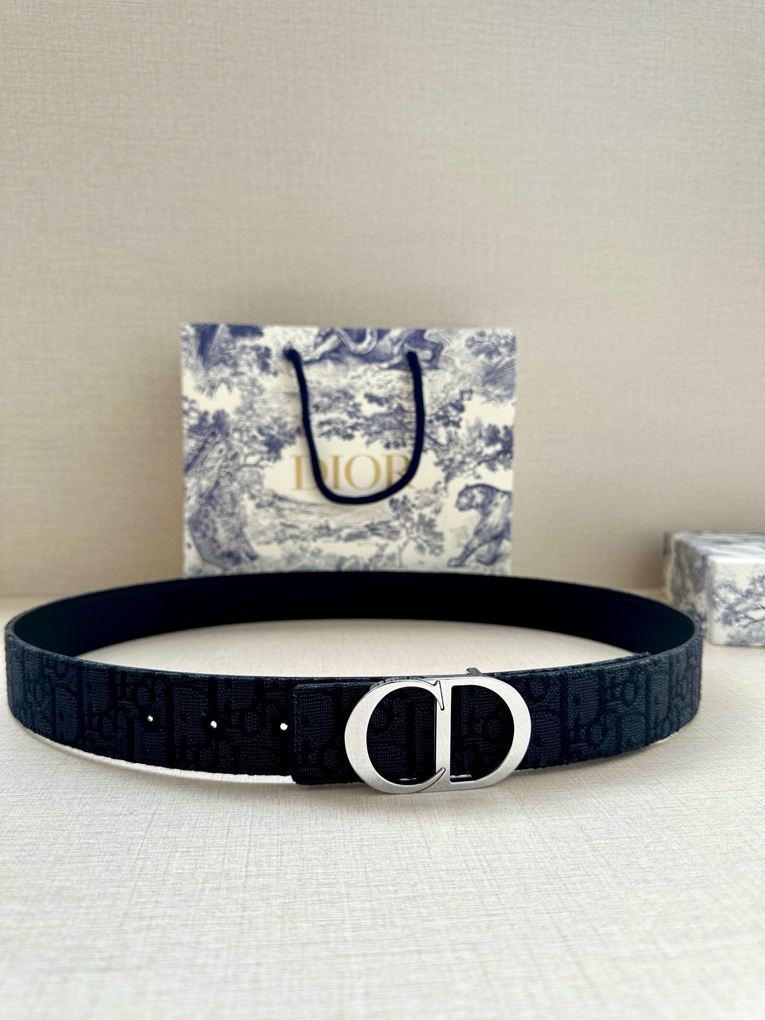  宽度3.5 cm DIOR 迪奥两面腰带款式迷人多样，采用多种材质精心打造，为各式廓形增添点睛之笔，彰