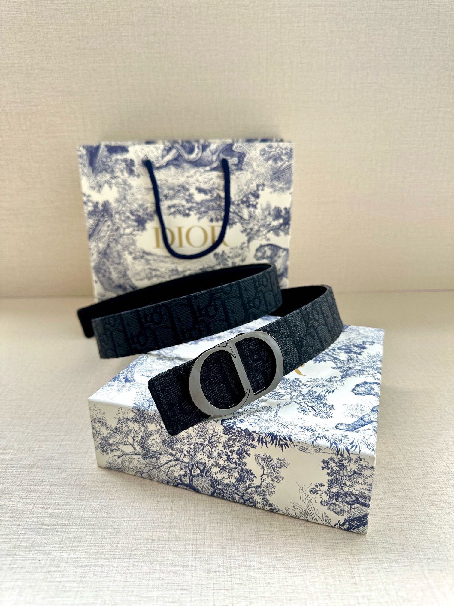  宽度3.5 cm DIOR 迪奥两面腰带款式迷人多样，采用多种材质精心打造，为各式廓形增添点睛之笔，彰