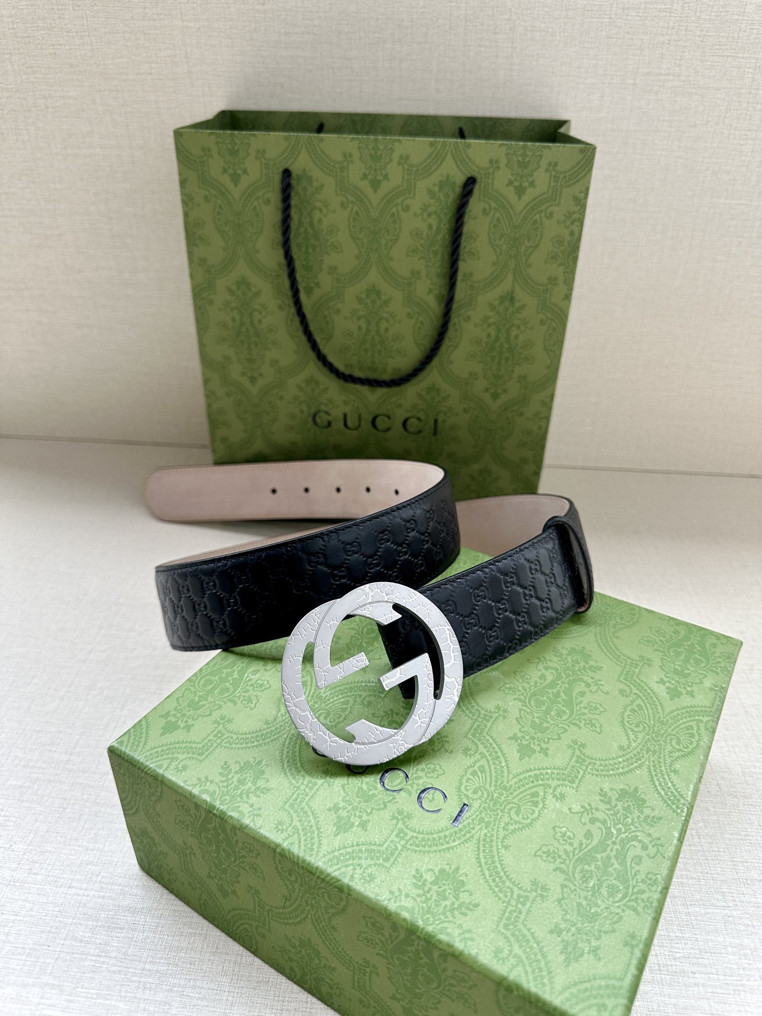  带宽3.8cm  GUCCI 互扣式双G原单纹理钢扣腰带，采用热压印技术的Gucci Signatur