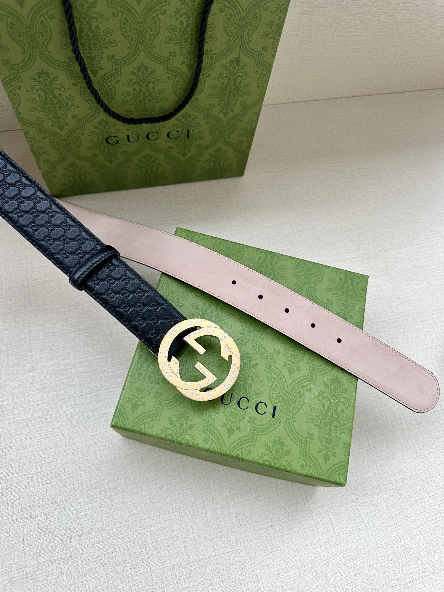  带宽3.8cm  GUCCI 互扣式双G原单纹理钢扣腰带，采用热压印技术的Gucci Signatur