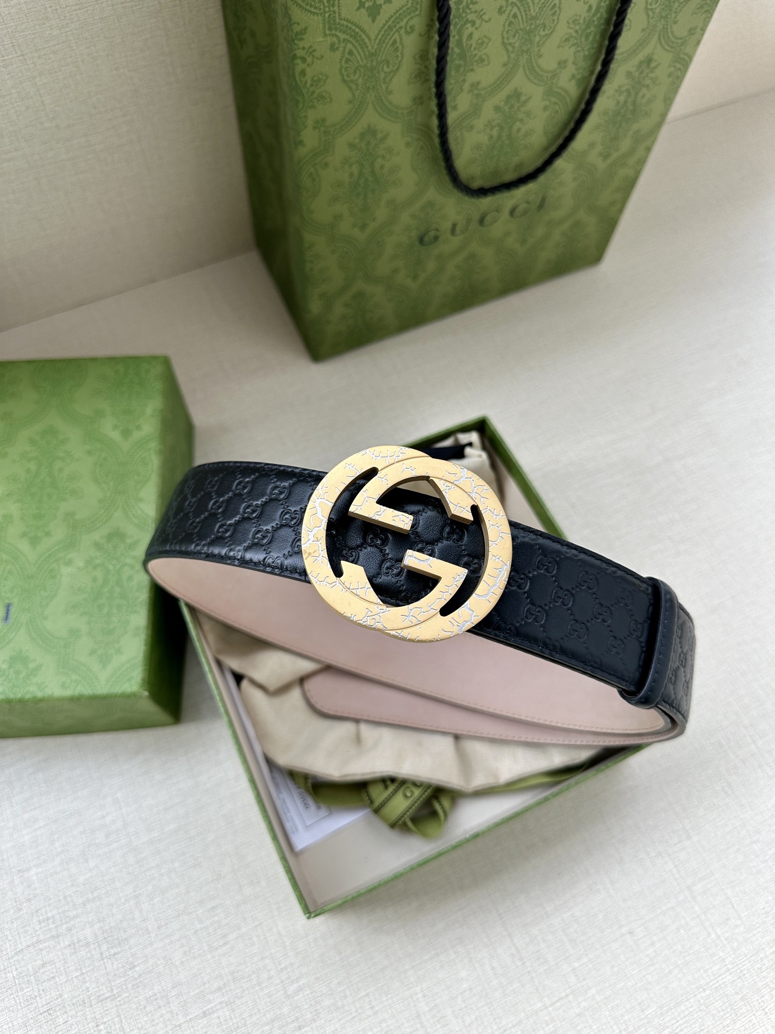  带宽3.8cm  GUCCI 互扣式双G原单纹理钢扣腰带，采用热压印技术的Gucci Signatur