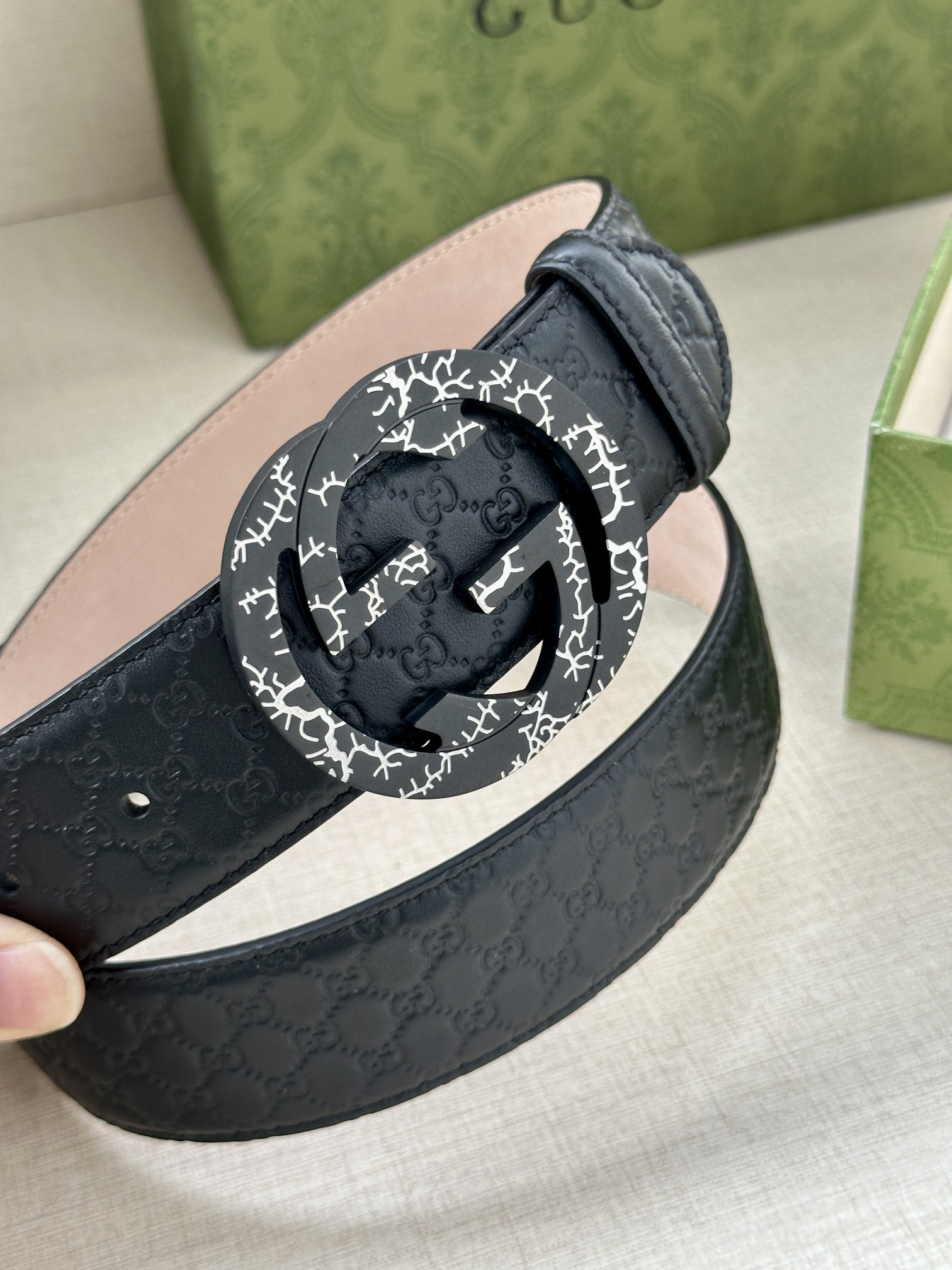  带宽3.8cm  GUCCI 互扣式双G原单纹理钢扣腰带，采用热压印技术的Gucci Signatur