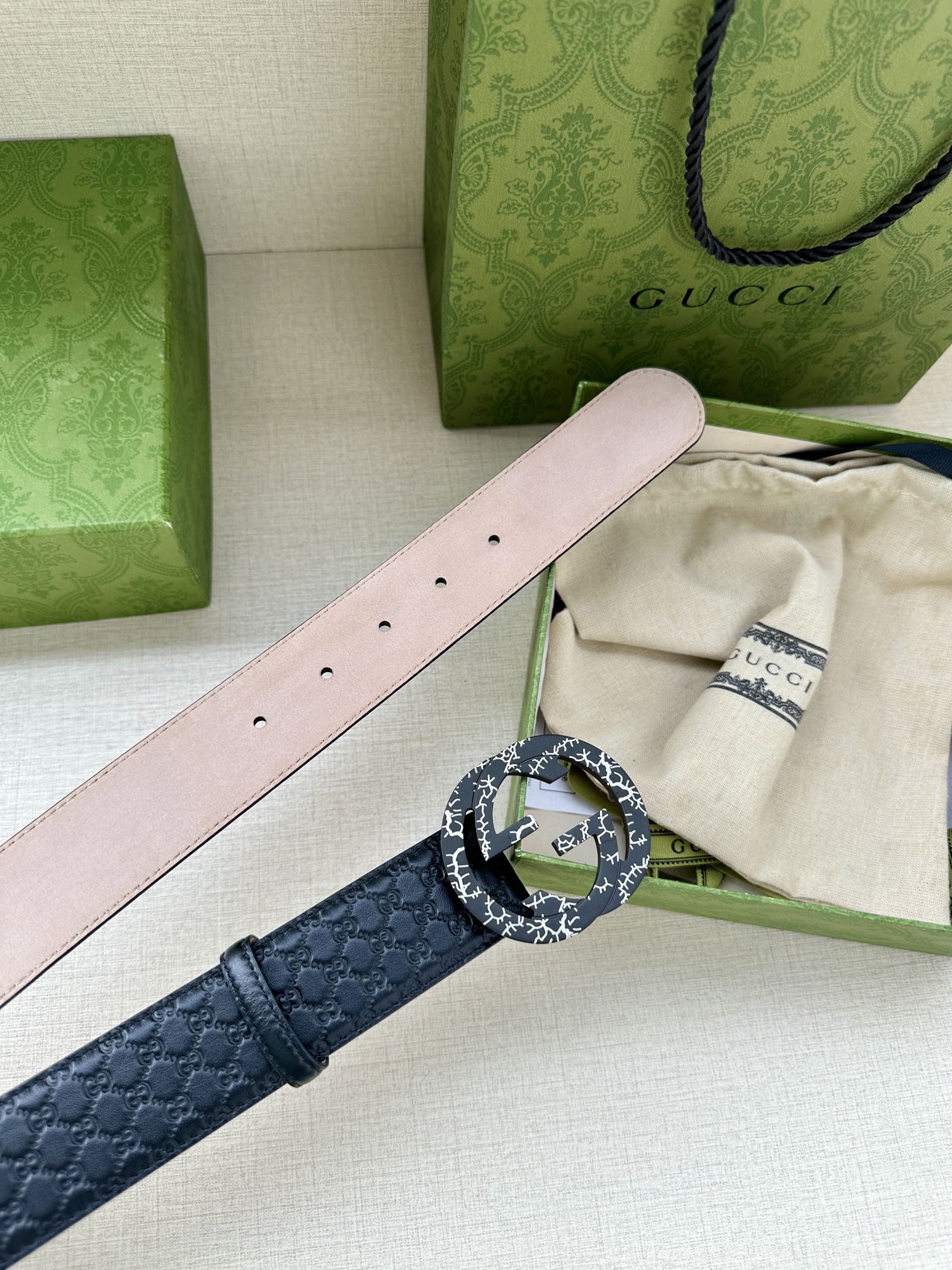  带宽3.8cm  GUCCI 互扣式双G原单纹理钢扣腰带，采用热压印技术的Gucci Signatur