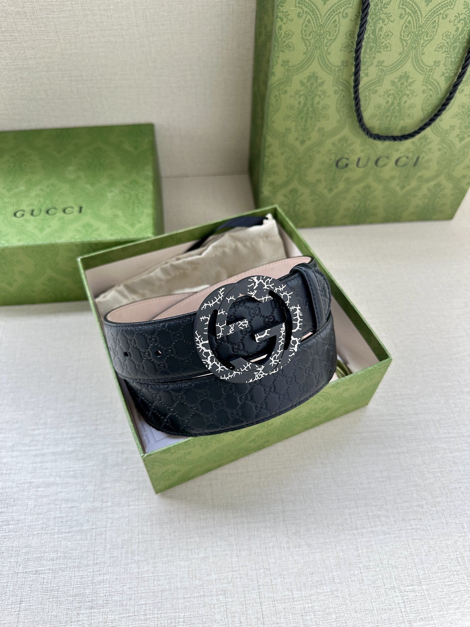  带宽3.8cm  GUCCI 互扣式双G原单纹理钢扣腰带，采用热压印技术的Gucci Signatur