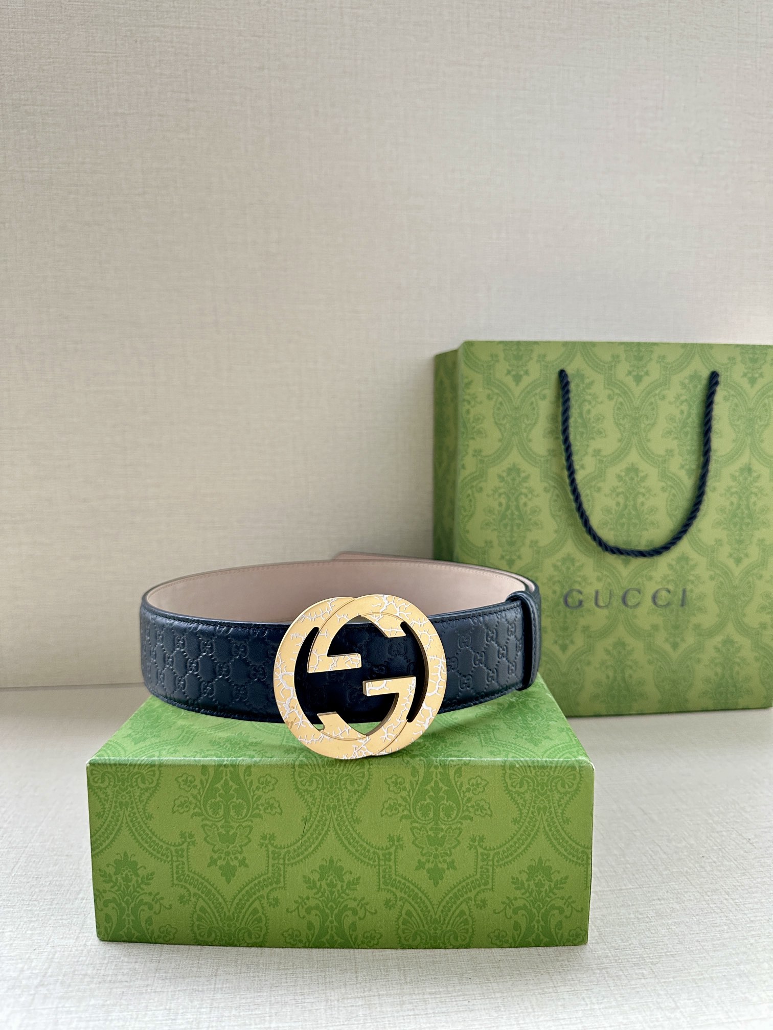  带宽3.8cm  GUCCI 互扣式双G原单纹理钢扣腰带，采用热压印技术的Gucci Signatur