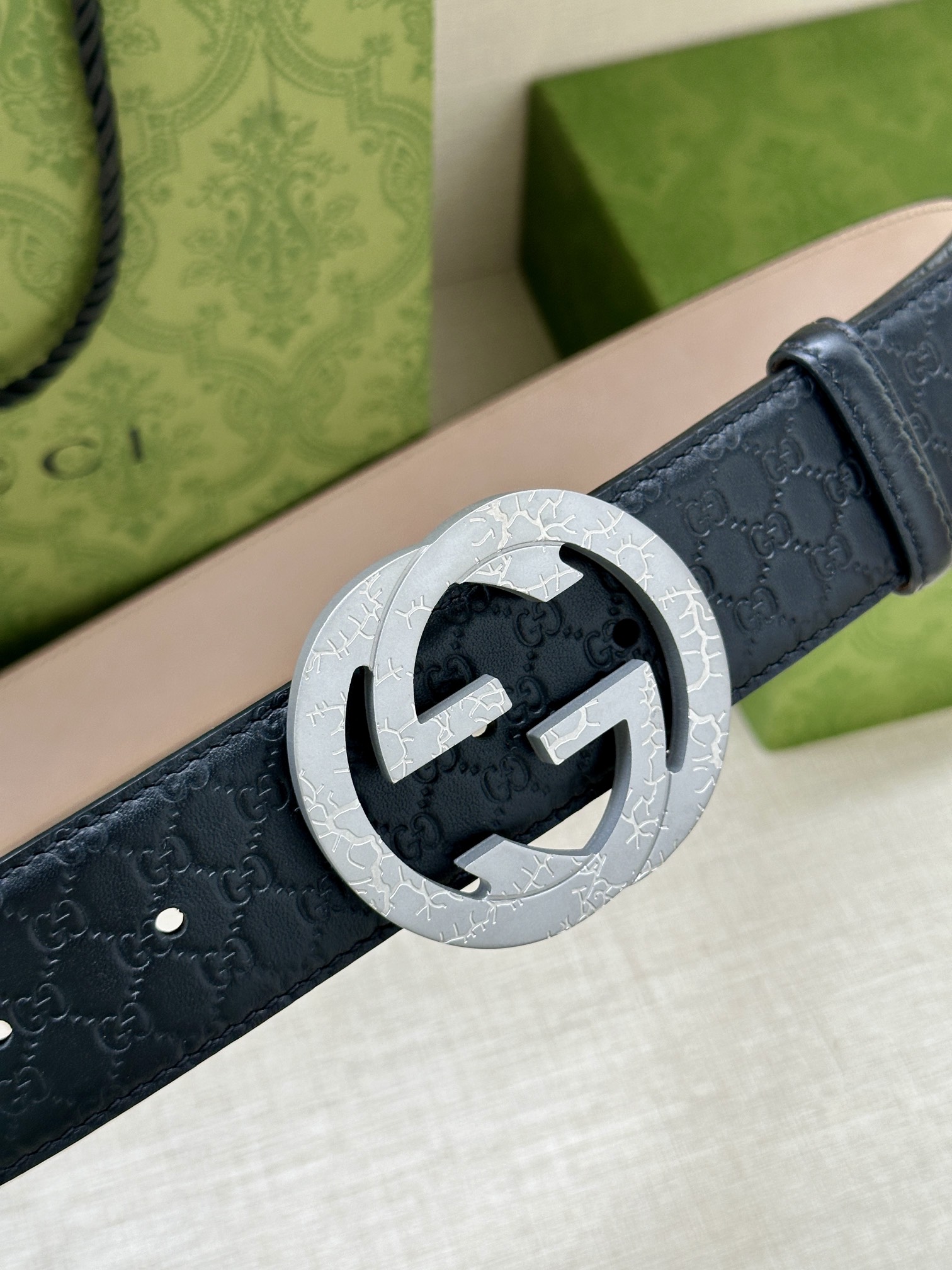  带宽3.8cm  GUCCI 互扣式双G原单纹理钢扣腰带，采用热压印技术的Gucci Signatur