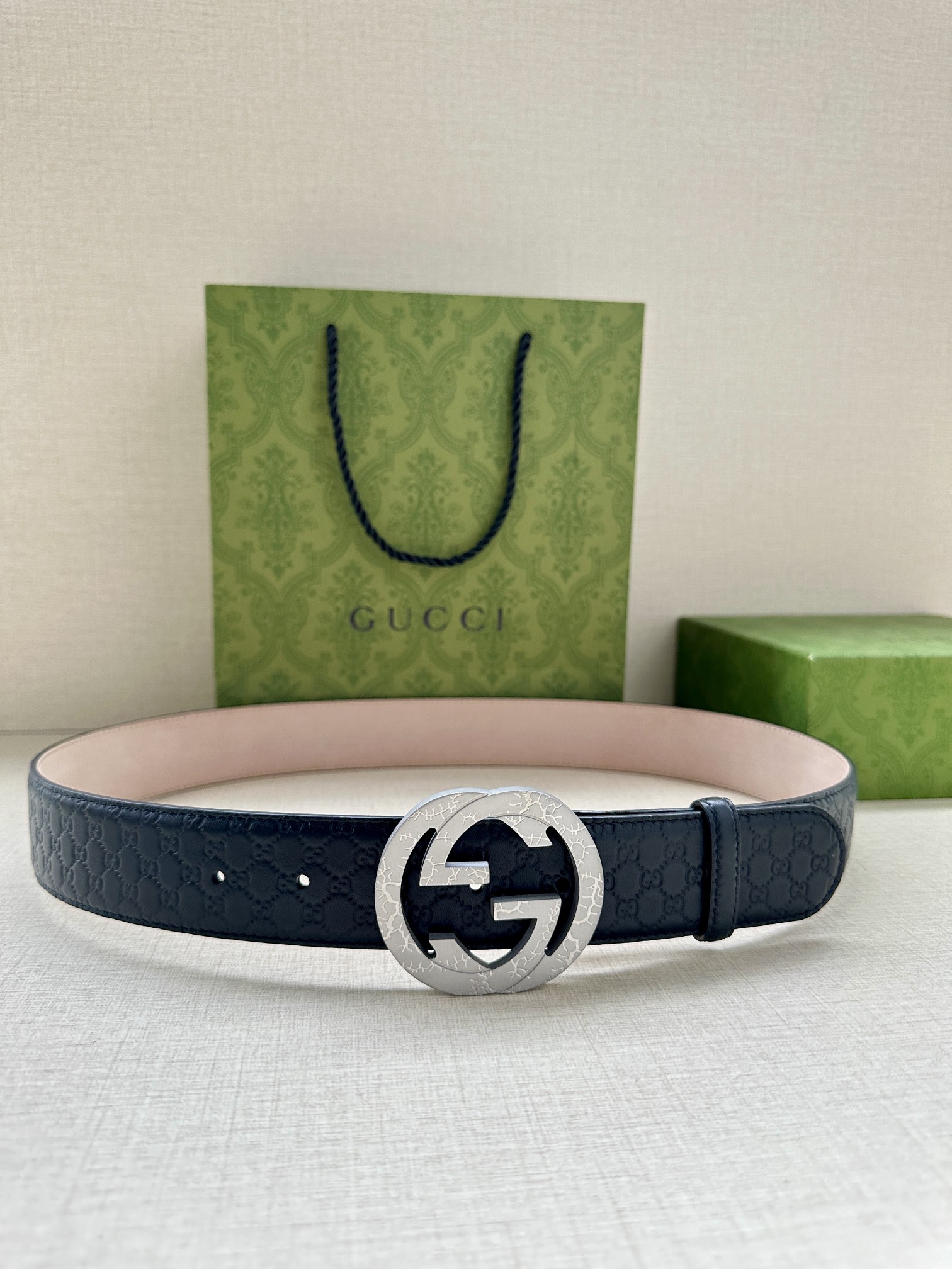  带宽3.8cm  GUCCI 互扣式双G原单纹理钢扣腰带，采用热压印技术的Gucci Signatur
