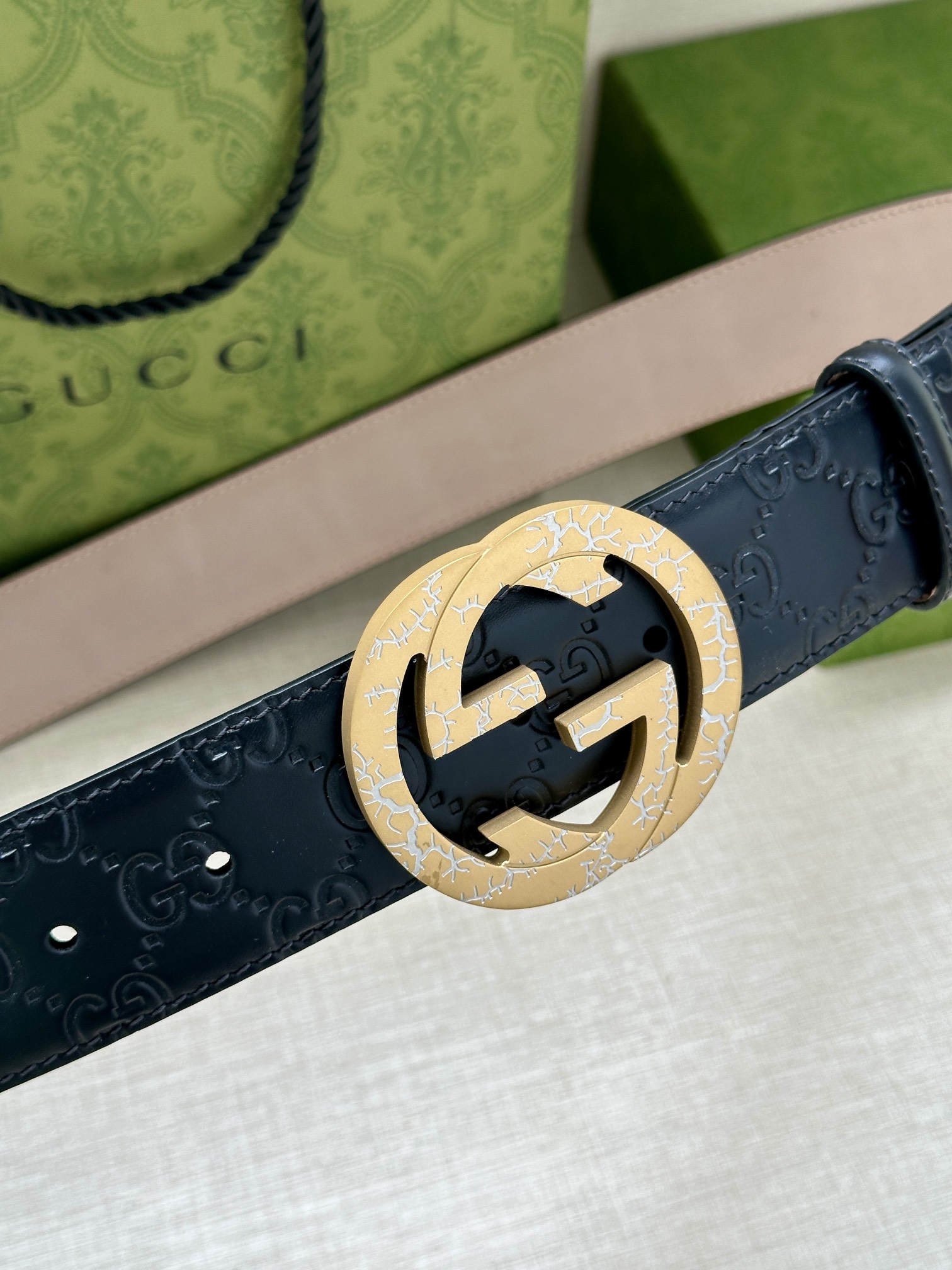  带宽3.8cm  GUCCI 互扣式双G原单纹理钢扣腰带，采用热压印技术的Gucci Signatur