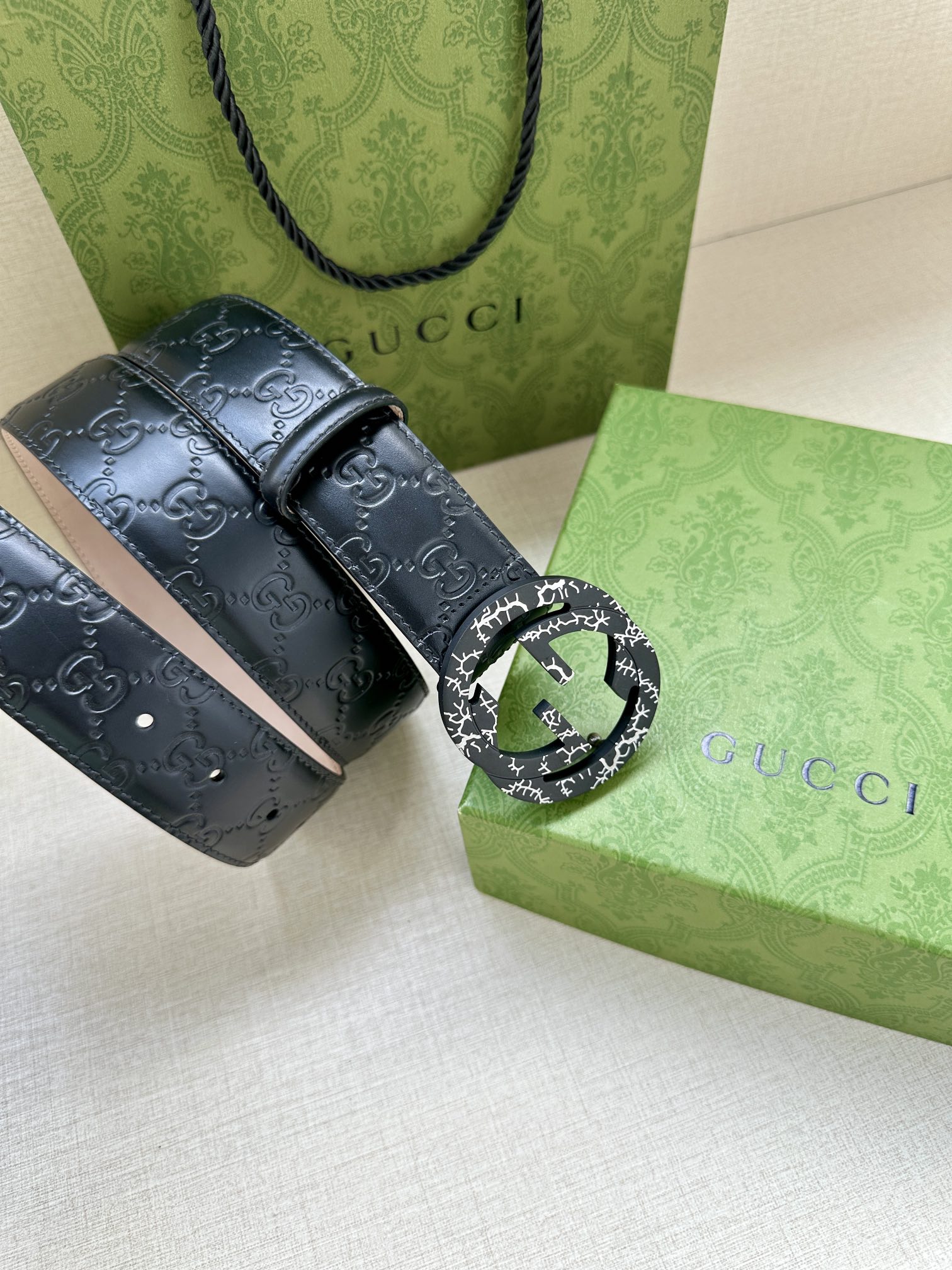  带宽3.8cm  GUCCI 互扣式双G原单纹理钢扣腰带，采用热压印技术的Gucci Signatur