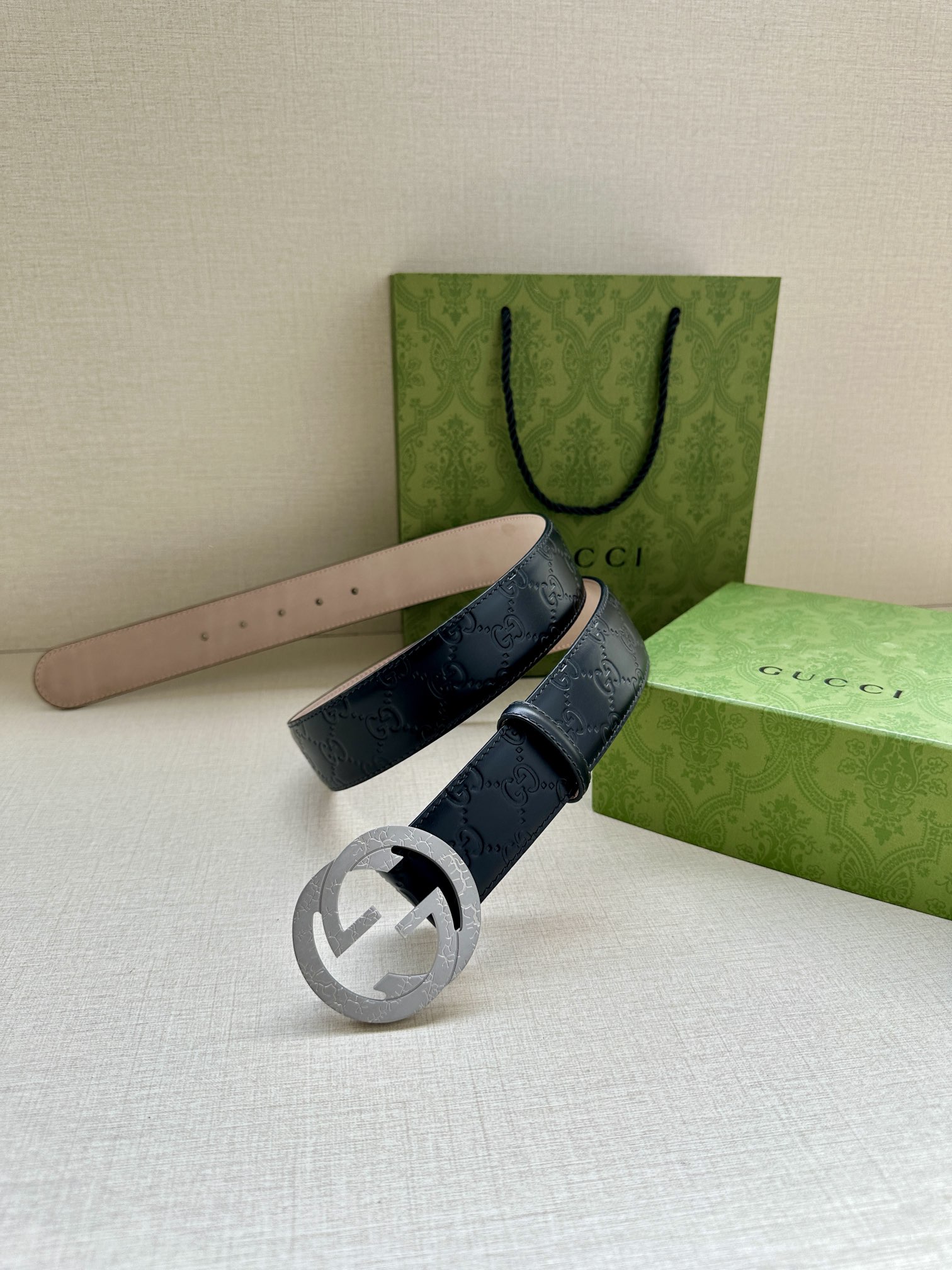  带宽3.8cm  GUCCI 互扣式双G原单纹理钢扣腰带，采用热压印技术的Gucci Signatur