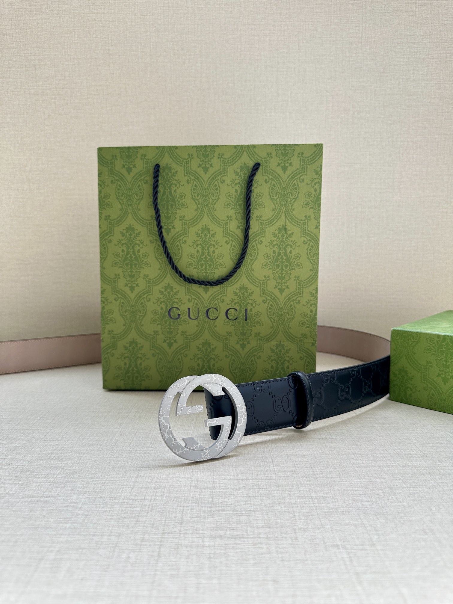  带宽3.8cm  GUCCI 互扣式双G原单纹理钢扣腰带，采用热压印技术的Gucci Signatur