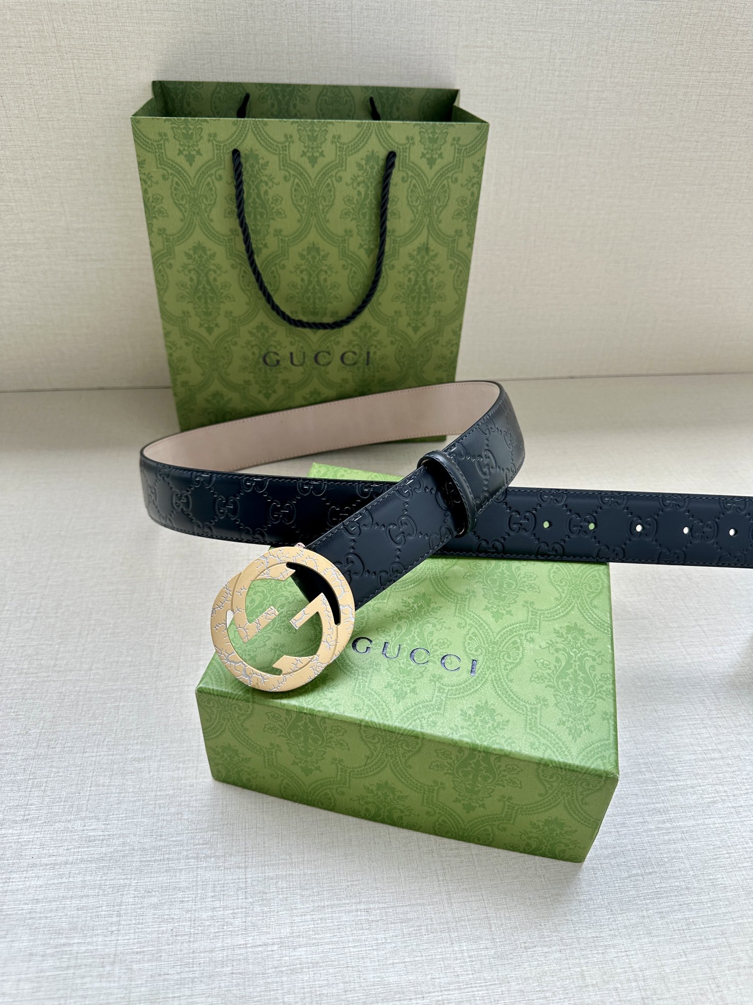  带宽3.8cm  GUCCI 互扣式双G原单纹理钢扣腰带，采用热压印技术的Gucci Signatur