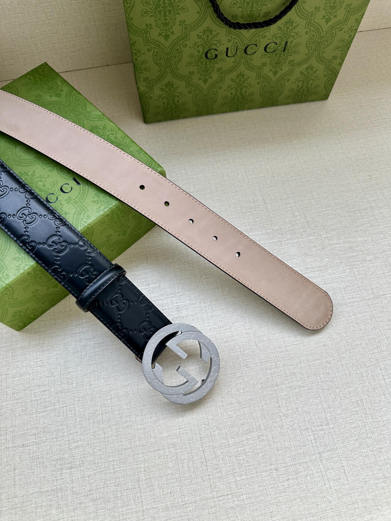  带宽3.8cm  GUCCI 互扣式双G原单纹理钢扣腰带，采用热压印技术的Gucci Signatur