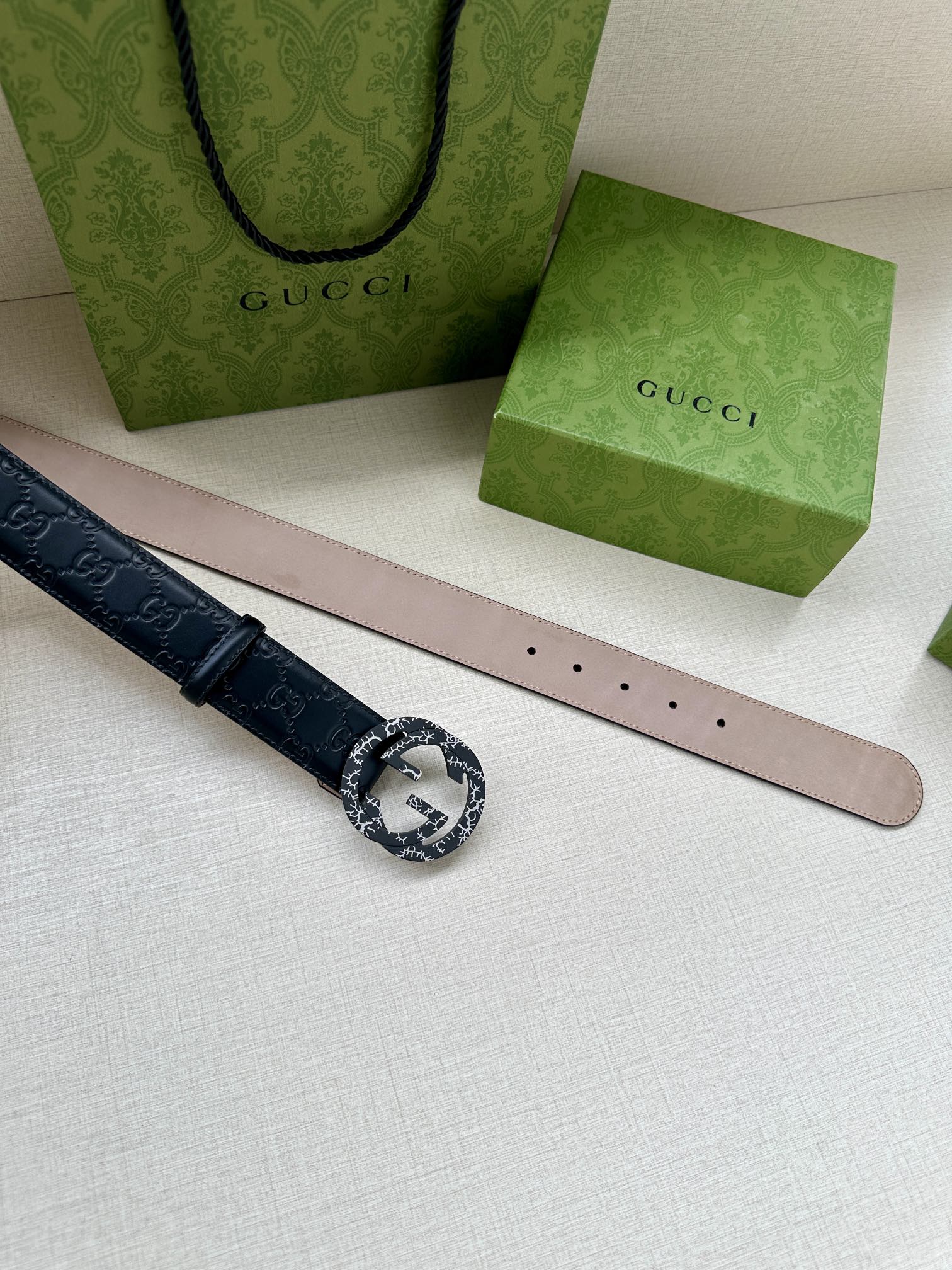  带宽3.8cm  GUCCI 互扣式双G原单纹理钢扣腰带，采用热压印技术的Gucci Signatur