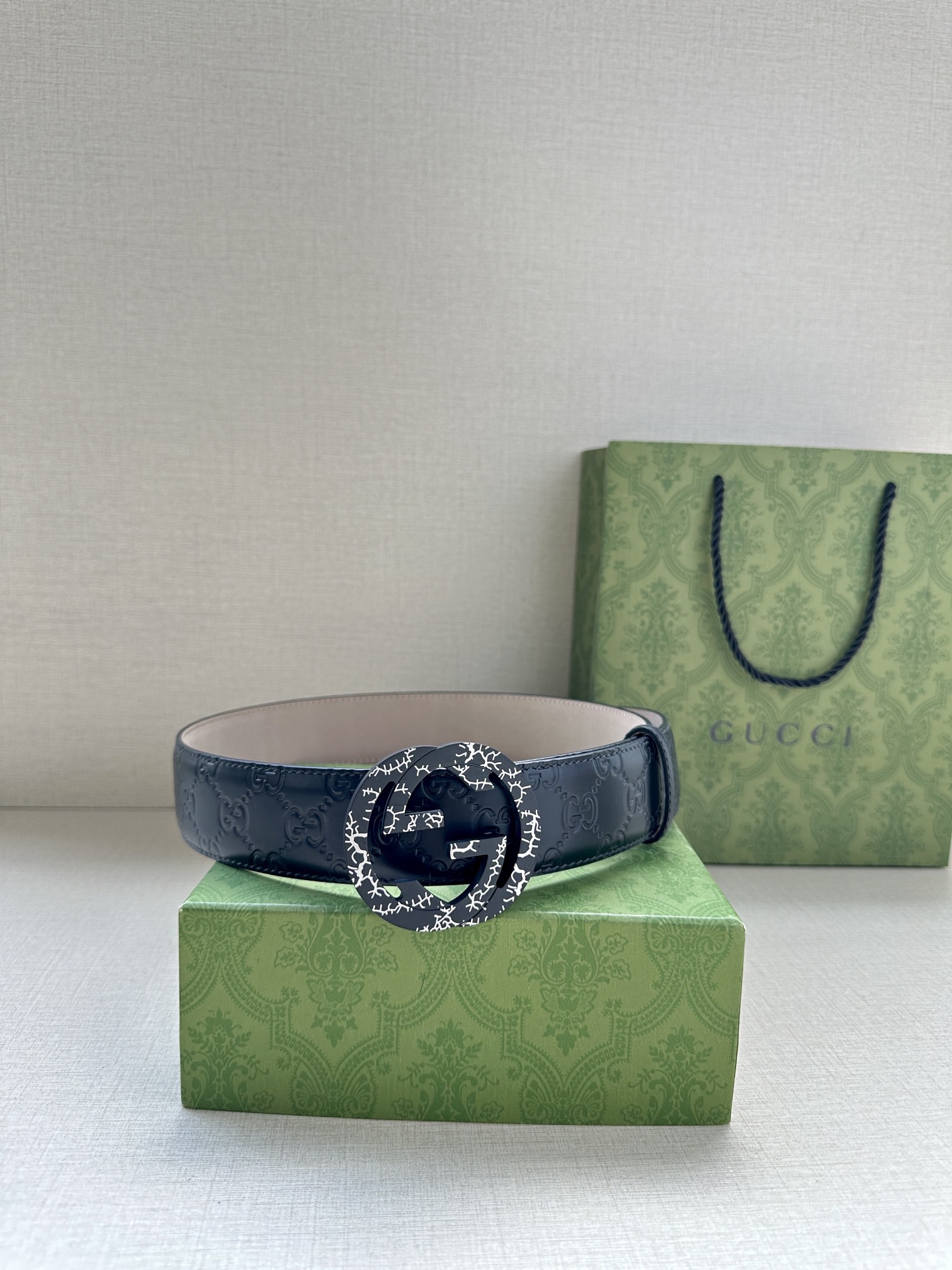  带宽3.8cm  GUCCI 互扣式双G原单纹理钢扣腰带，采用热压印技术的Gucci Signatur