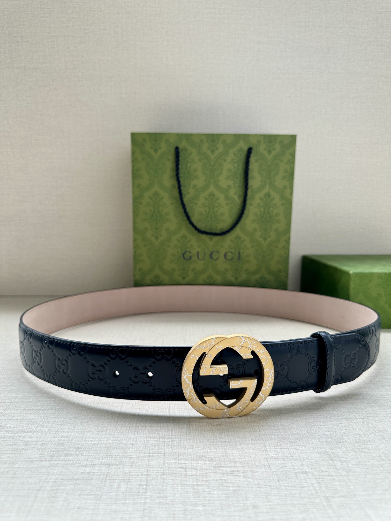 带宽3.8cm  GUCCI 互扣式双G原单纹理钢扣腰带，采用热压印技术的Gucci Signatur