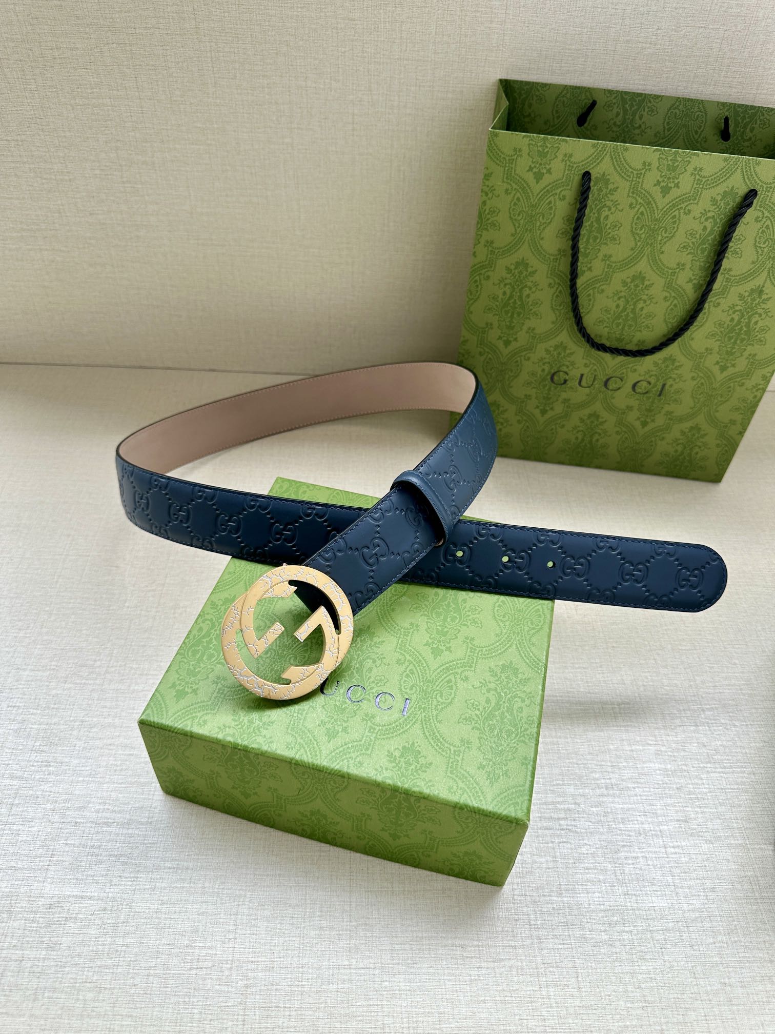  带宽3.8cm  GUCCI 互扣式双G原单纹理钢扣腰带，采用热压印技术的Gucci Signatur