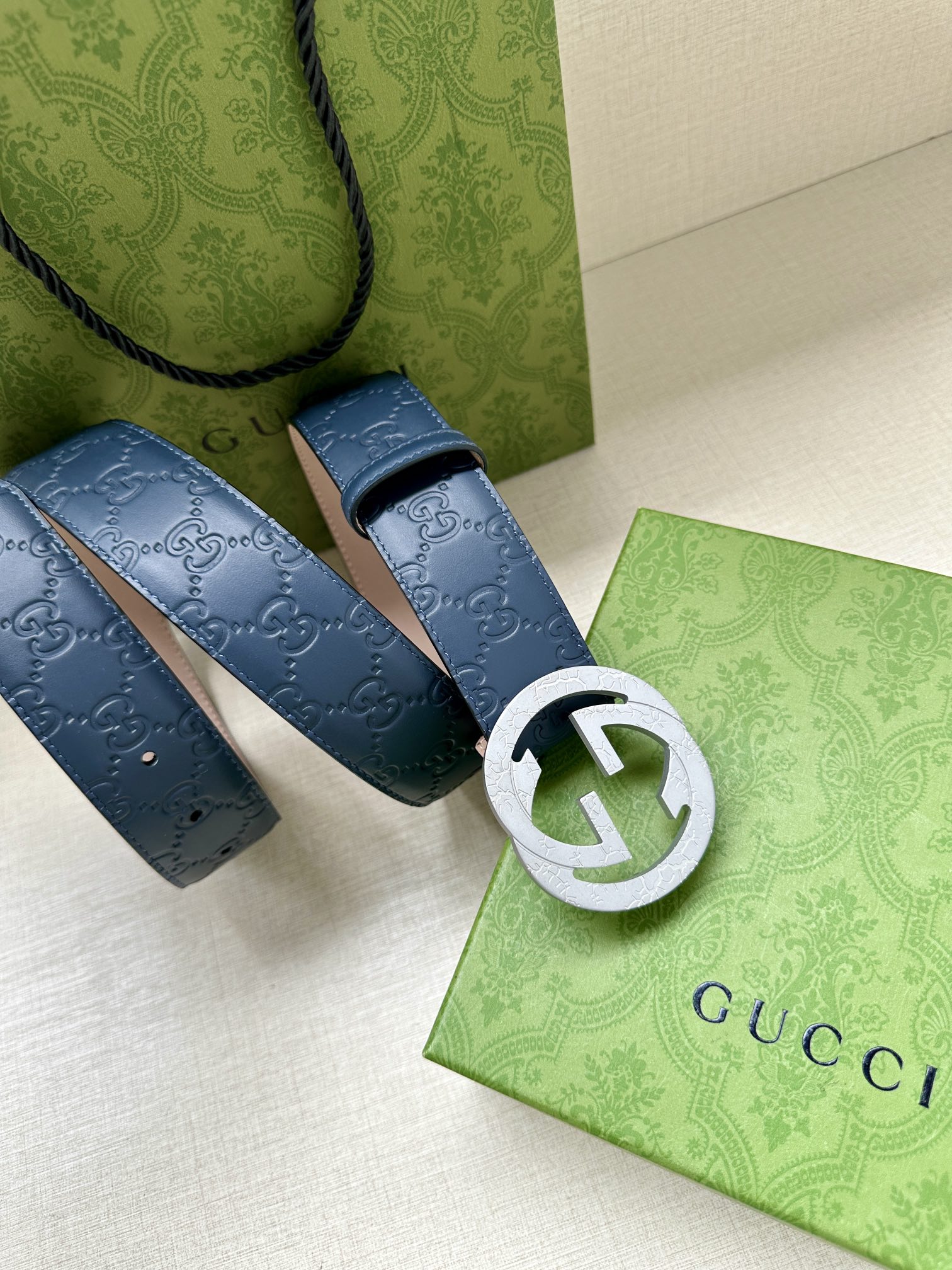  带宽3.8cm  GUCCI 互扣式双G原单纹理钢扣腰带，采用热压印技术的Gucci Signatur