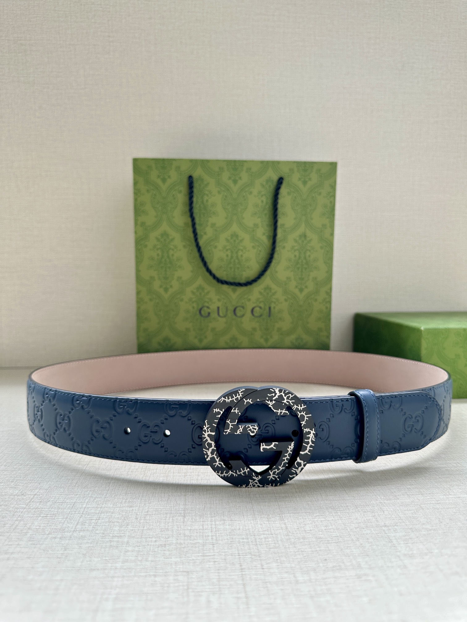  带宽3.8cm  GUCCI 互扣式双G原单纹理钢扣腰带，采用热压印技术的Gucci Signatur