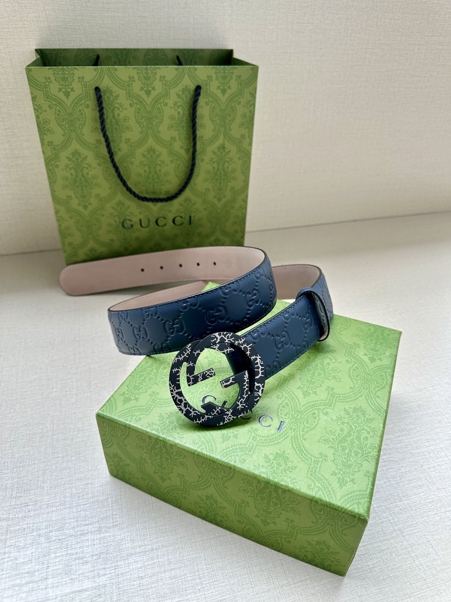  带宽3.8cm  GUCCI 互扣式双G原单纹理钢扣腰带，采用热压印技术的Gucci Signatur