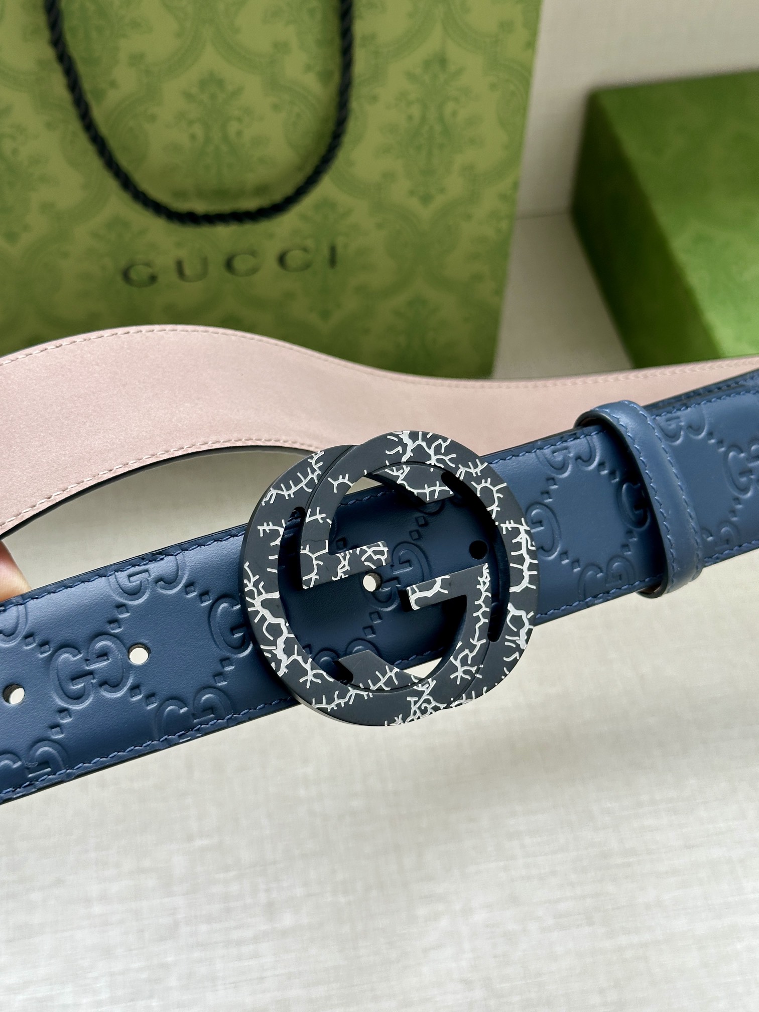  带宽3.8cm  GUCCI 互扣式双G原单纹理钢扣腰带，采用热压印技术的Gucci Signatur