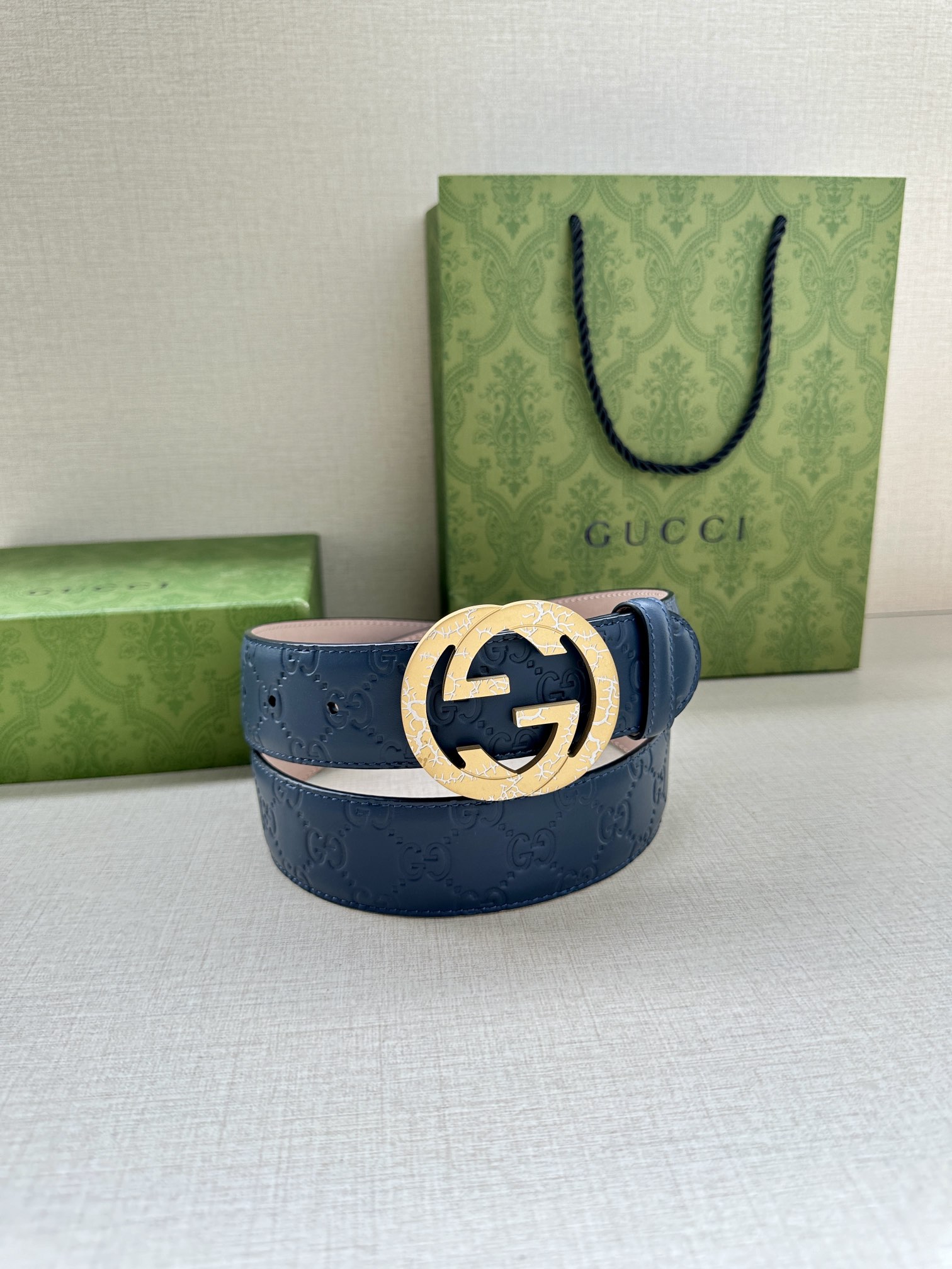  带宽3.8cm  GUCCI 互扣式双G原单纹理钢扣腰带，采用热压印技术的Gucci Signatur