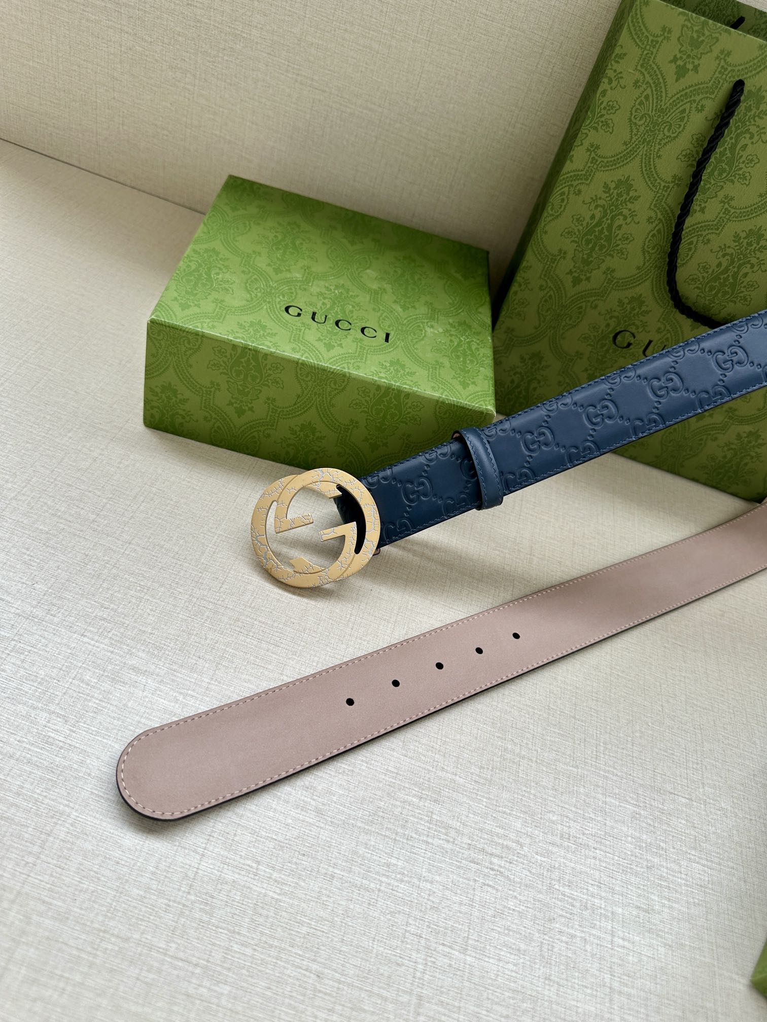  带宽3.8cm  GUCCI 互扣式双G原单纹理钢扣腰带，采用热压印技术的Gucci Signatur