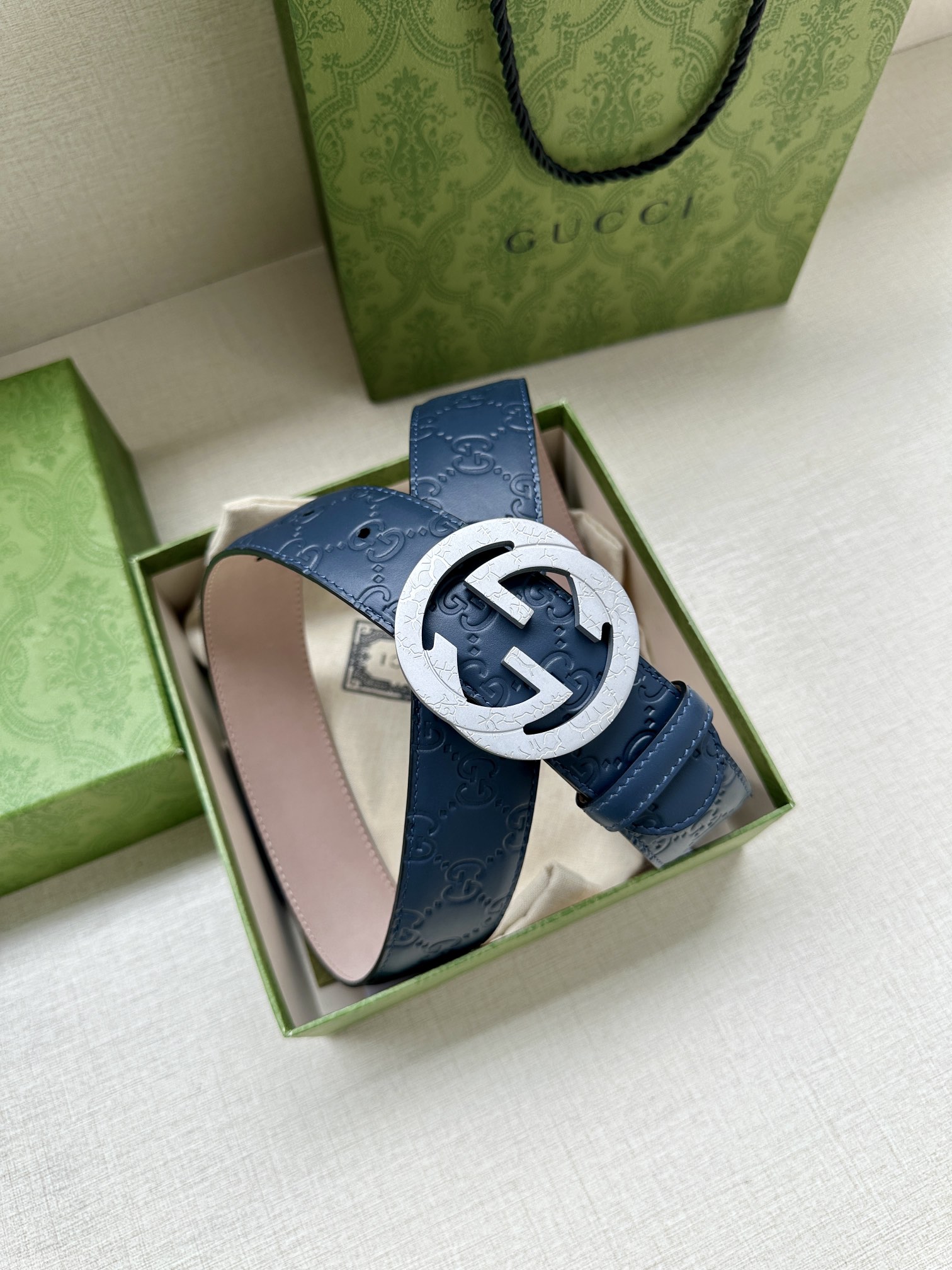  带宽3.8cm  GUCCI 互扣式双G原单纹理钢扣腰带，采用热压印技术的Gucci Signatur