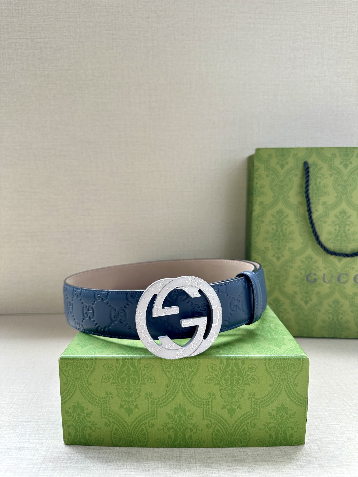  带宽3.8cm  GUCCI 互扣式双G原单纹理钢扣腰带，采用热压印技术的Gucci Signatur