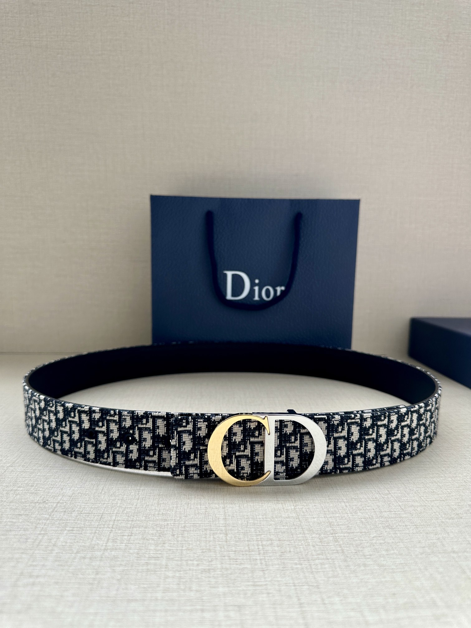  宽度3.5cm 这款腰带扣是 Dior 新款单品，延续经典设计，饰以 CD Icon 标志。光金和白色