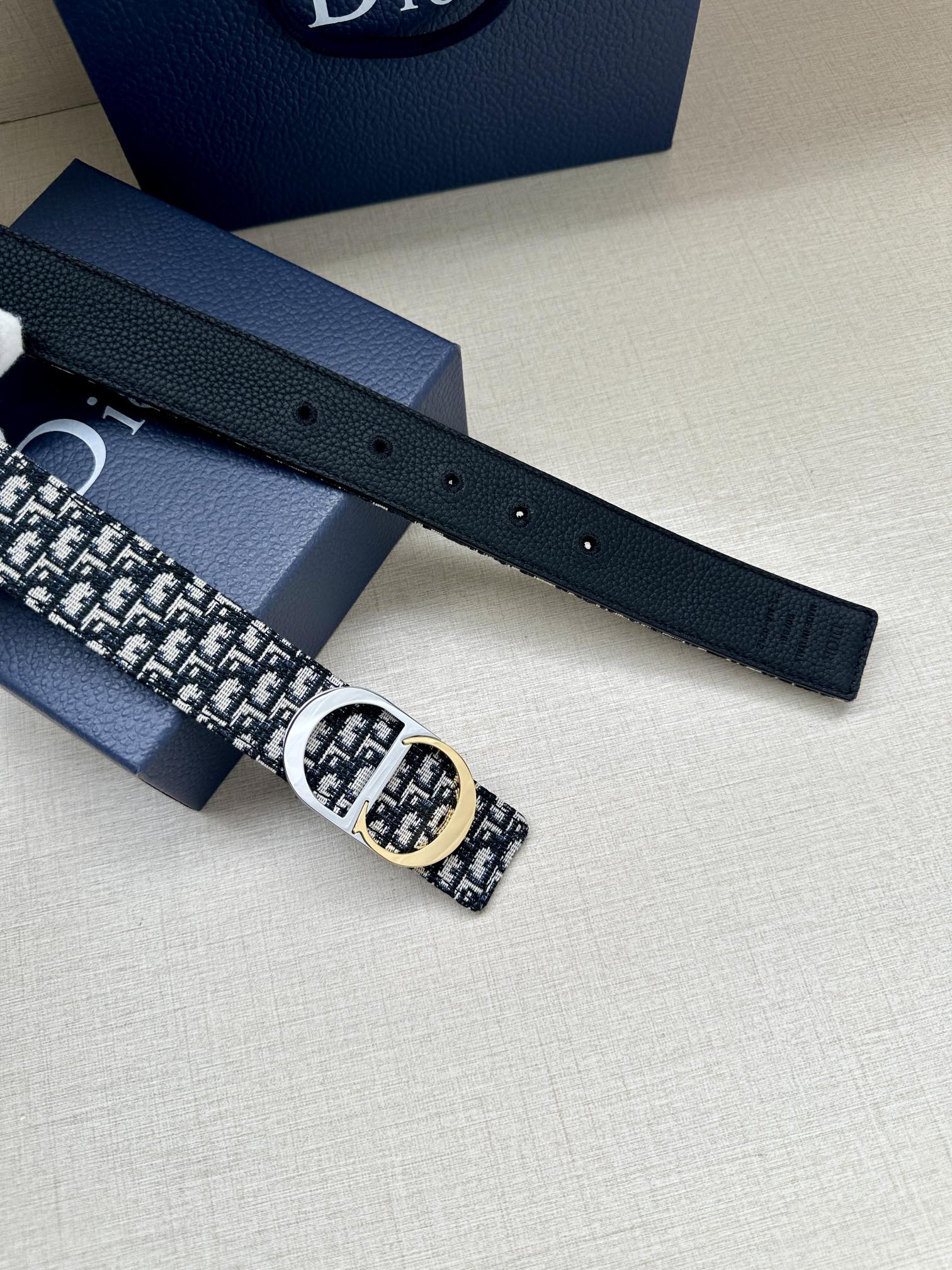  宽度3.5cm 这款腰带扣是 Dior 新款单品，延续经典设计，饰以 CD Icon 标志。光金和白色