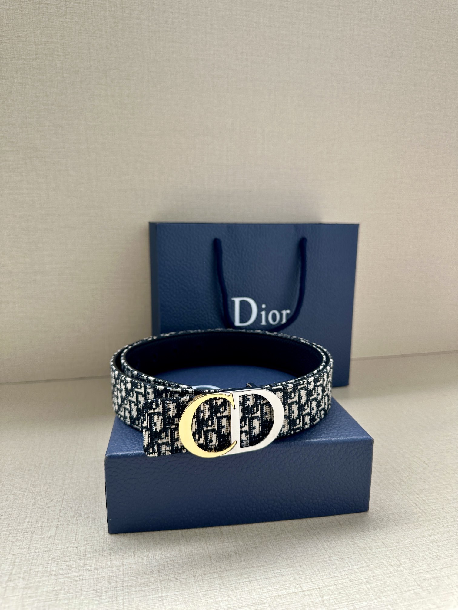  宽度3.5cm 这款腰带扣是 Dior 新款单品，延续经典设计，饰以 CD Icon 标志。光金和白色