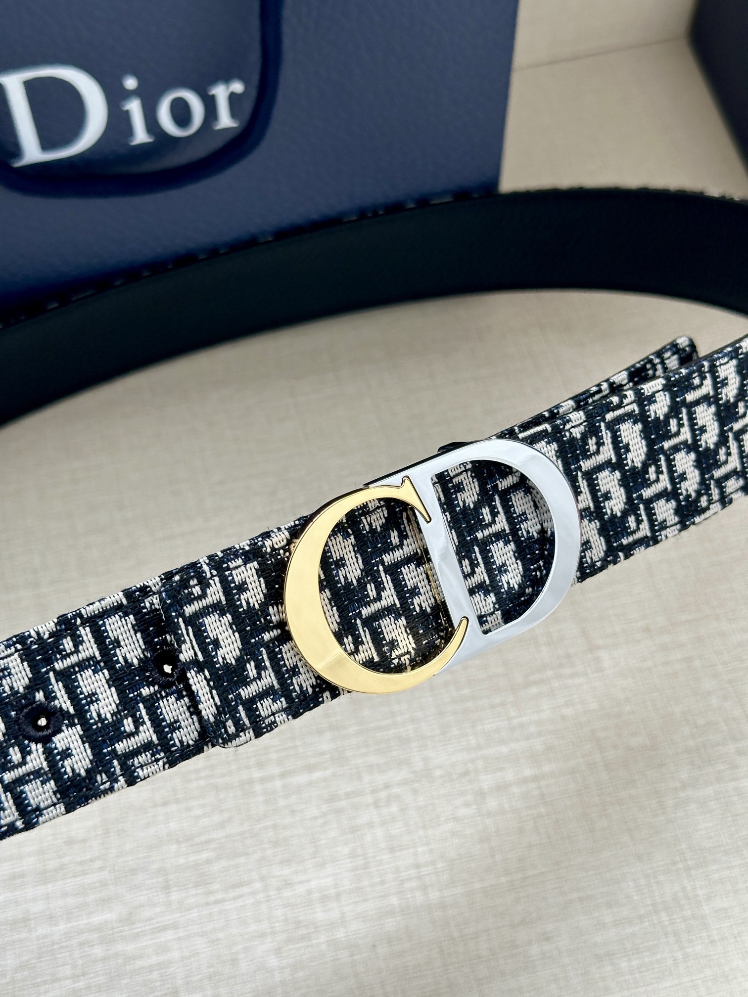  宽度3.5cm 这款腰带扣是 Dior 新款单品，延续经典设计，饰以 CD Icon 标志。光金和白色