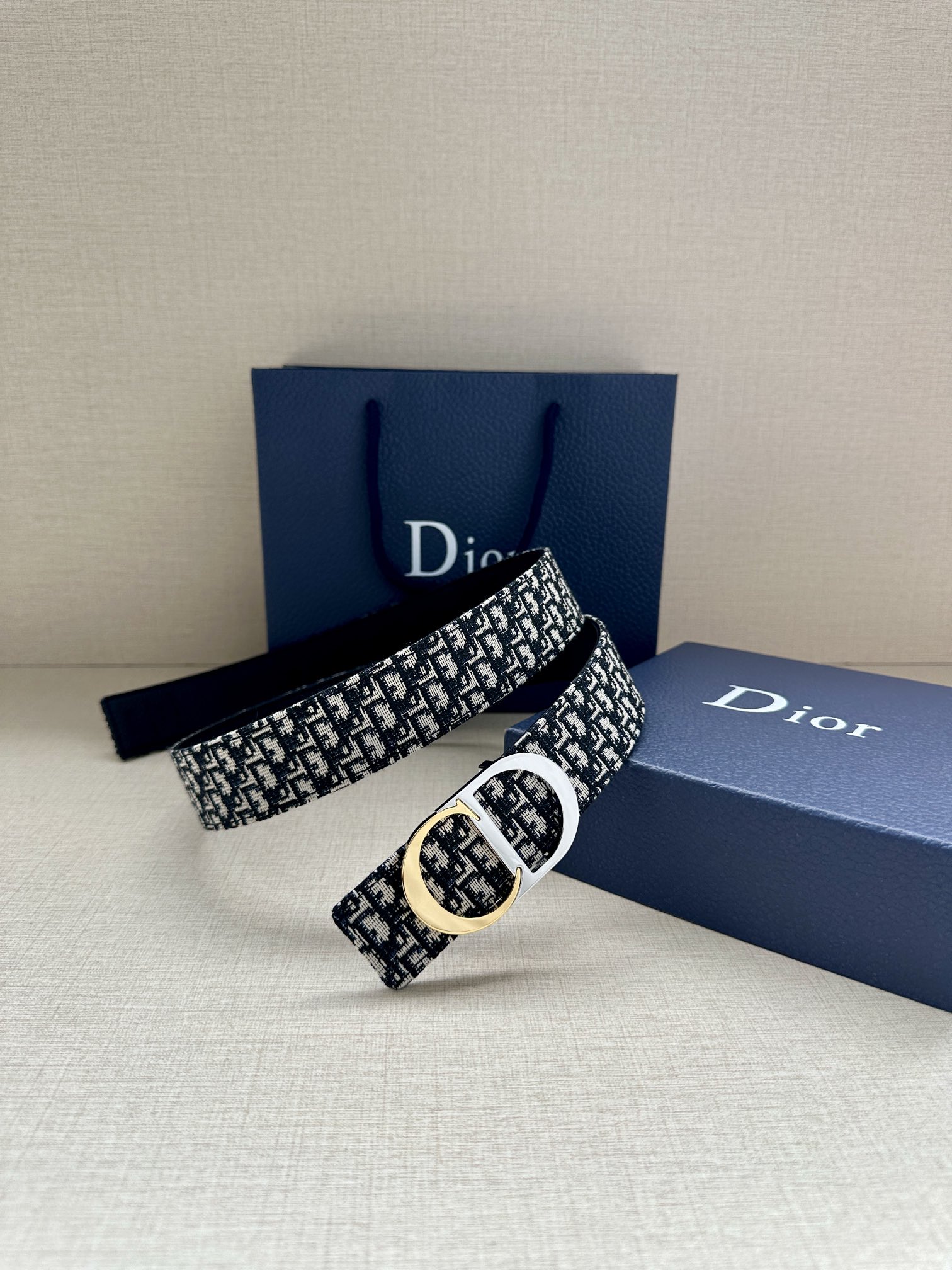  宽度3.5cm 这款腰带扣是 Dior 新款单品，延续经典设计，饰以 CD Icon 标志。光金和白色