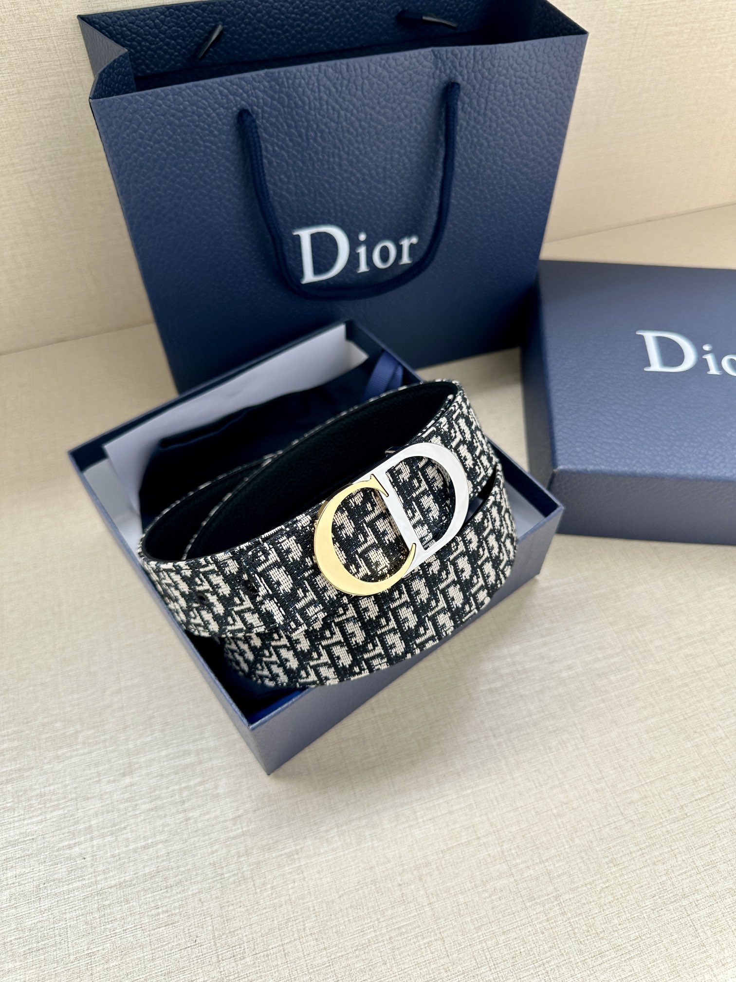  宽度3.5cm 这款腰带扣是 Dior 新款单品，延续经典设计，饰以 CD Icon 标志。光金和白色
