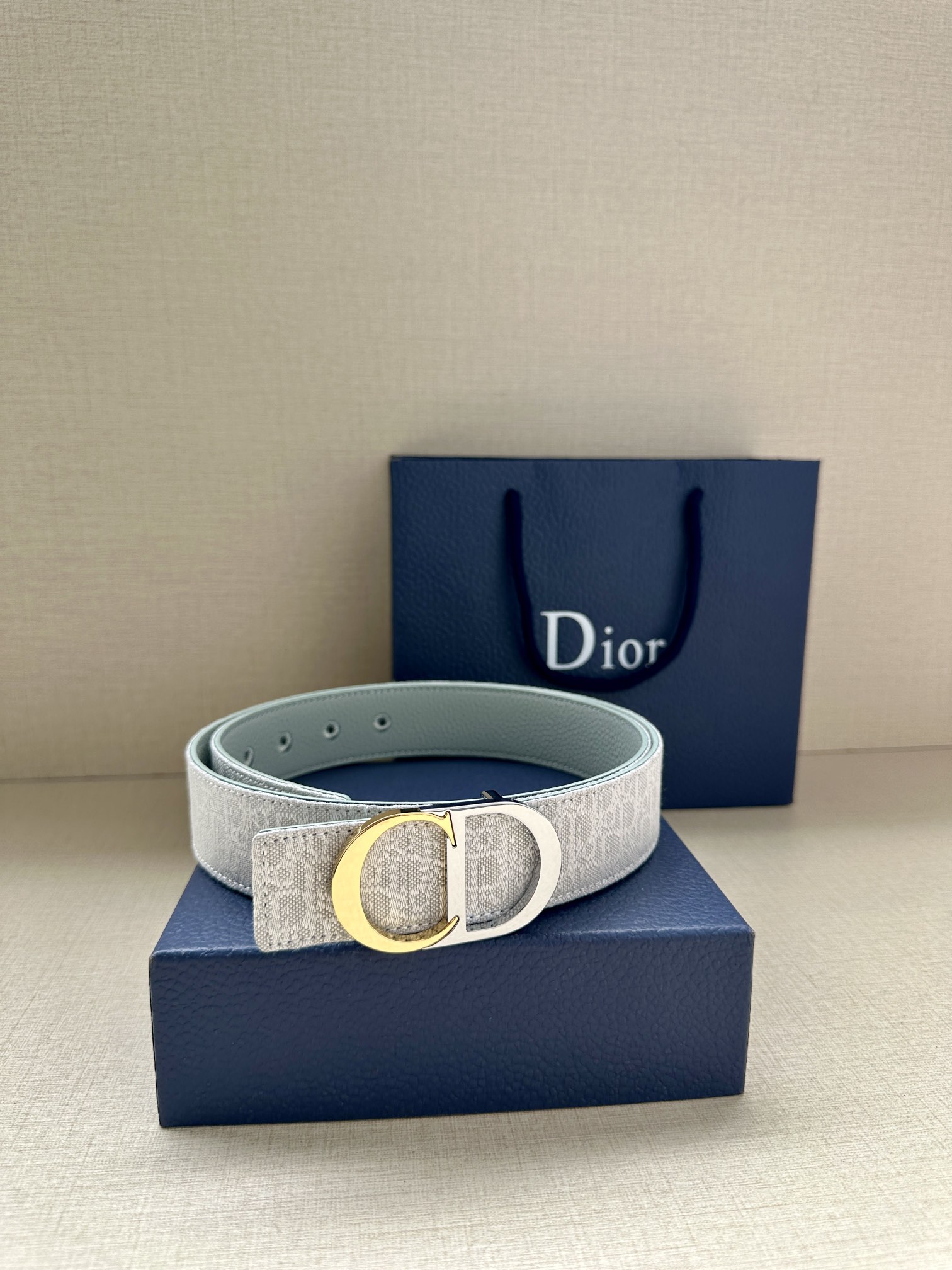  宽度3.5cm 这款腰带扣是 Dior 新款单品，延续经典设计，饰以 CD Icon 标志。光金和白色