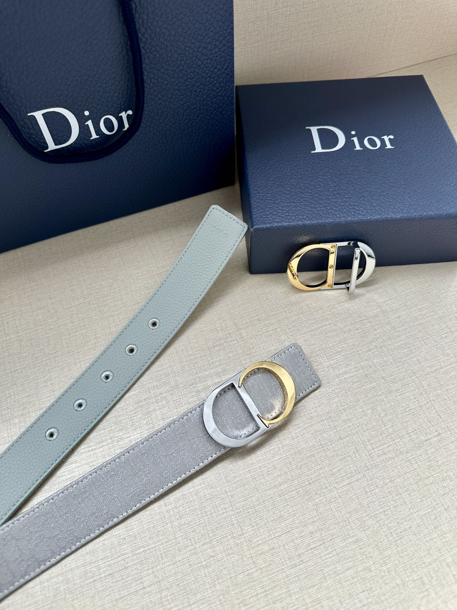  宽度3.5cm 这款腰带扣是 Dior 新款单品，延续经典设计，饰以 CD Icon 标志。光金和白色