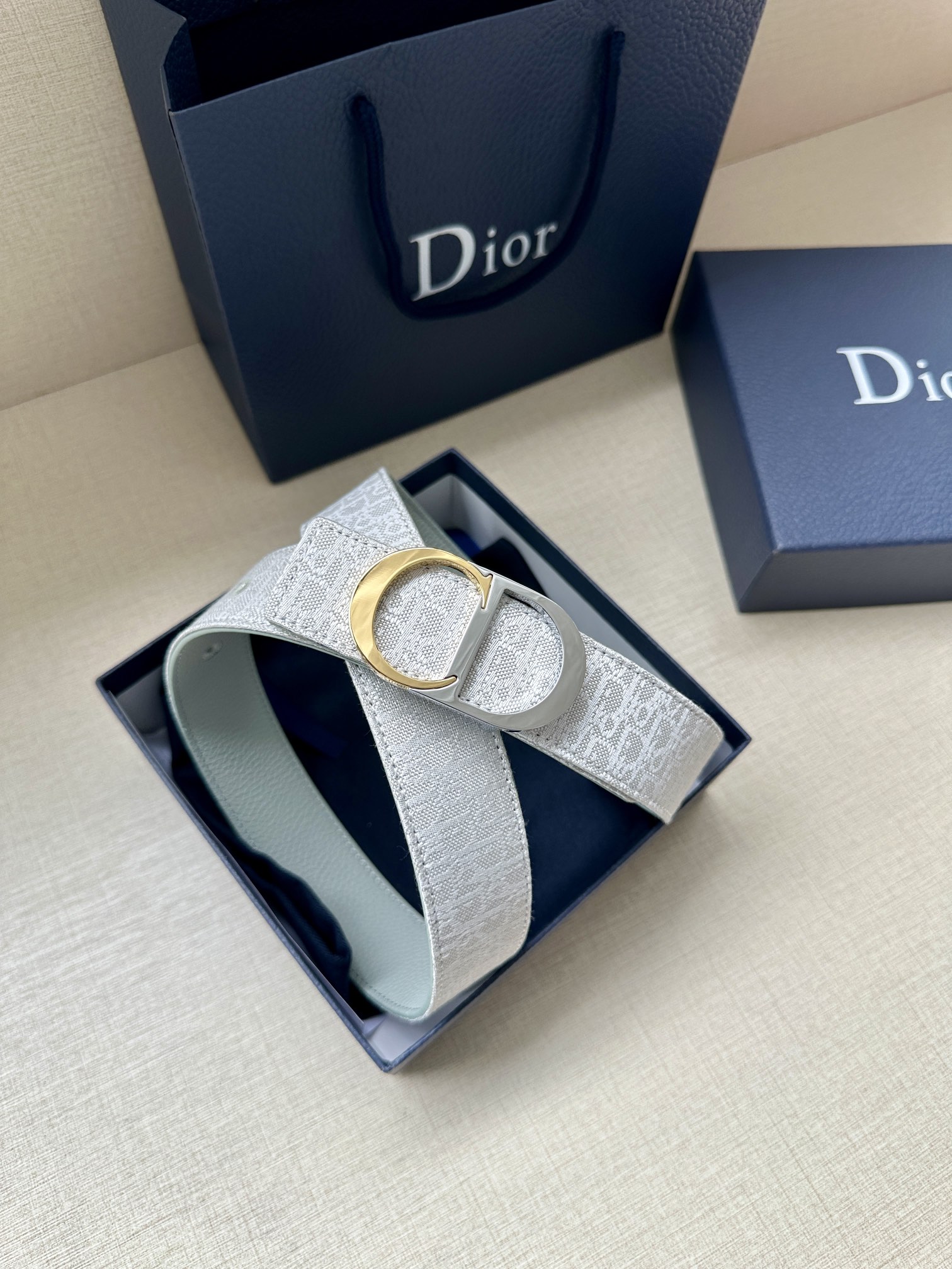 宽度3.5cm 这款腰带扣是 Dior 新款单品，延续经典设计，饰以 CD Icon 标志。光金和白色