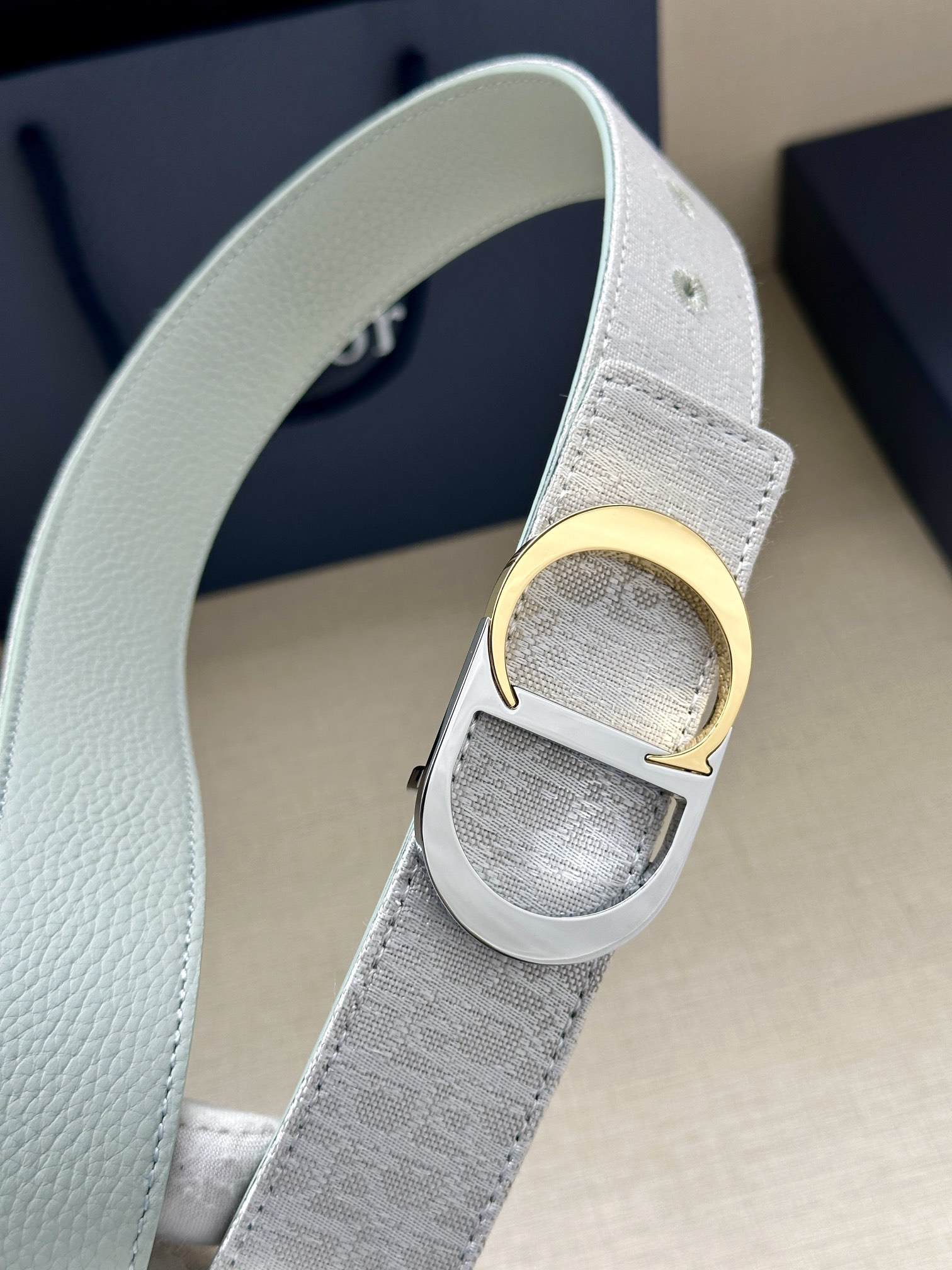  宽度3.5cm 这款腰带扣是 Dior 新款单品，延续经典设计，饰以 CD Icon 标志。光金和白色