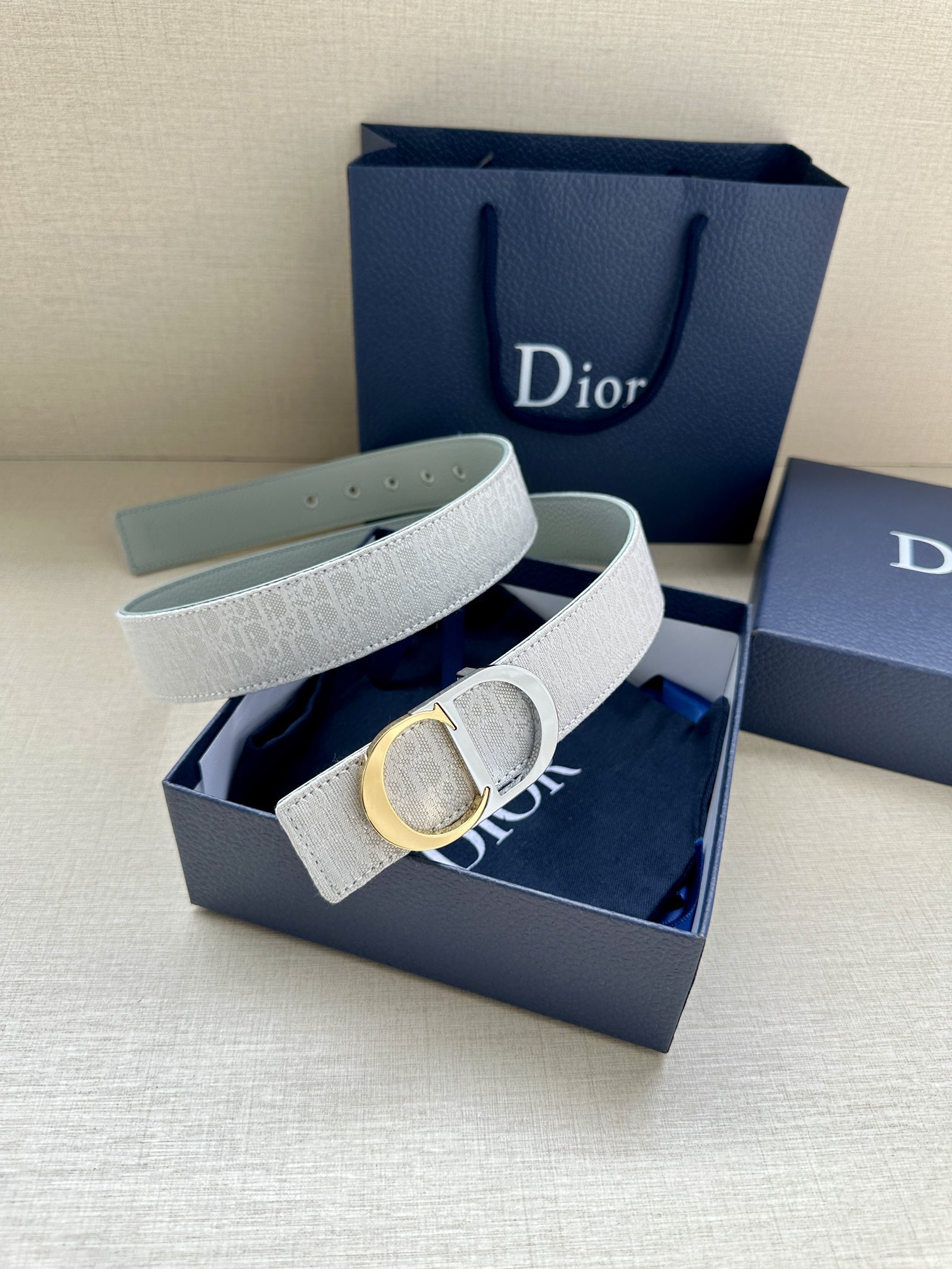  宽度3.5cm 这款腰带扣是 Dior 新款单品，延续经典设计，饰以 CD Icon 标志。光金和白色