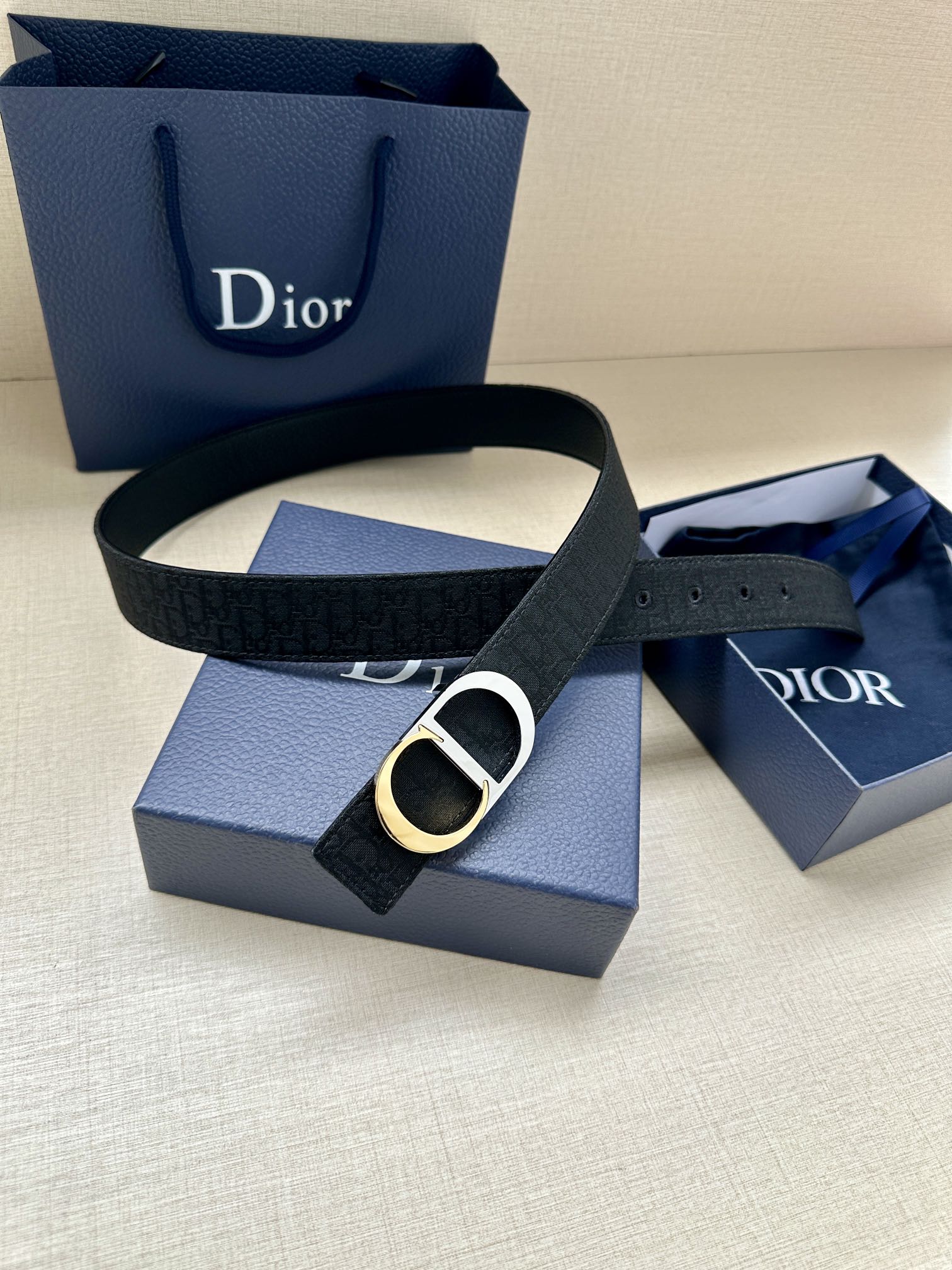  宽度3.5cm 这款腰带扣是 Dior 新款单品，延续经典设计，饰以 CD Icon 标志。光金和白色