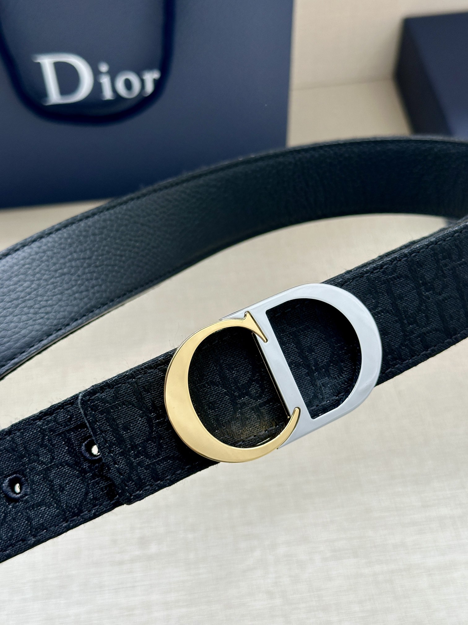  宽度3.5cm 这款腰带扣是 Dior 新款单品，延续经典设计，饰以 CD Icon 标志。光金和白色